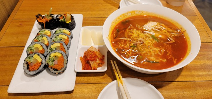 짬뽕라면이 맛있는 바르다 김선생 압구정역점!