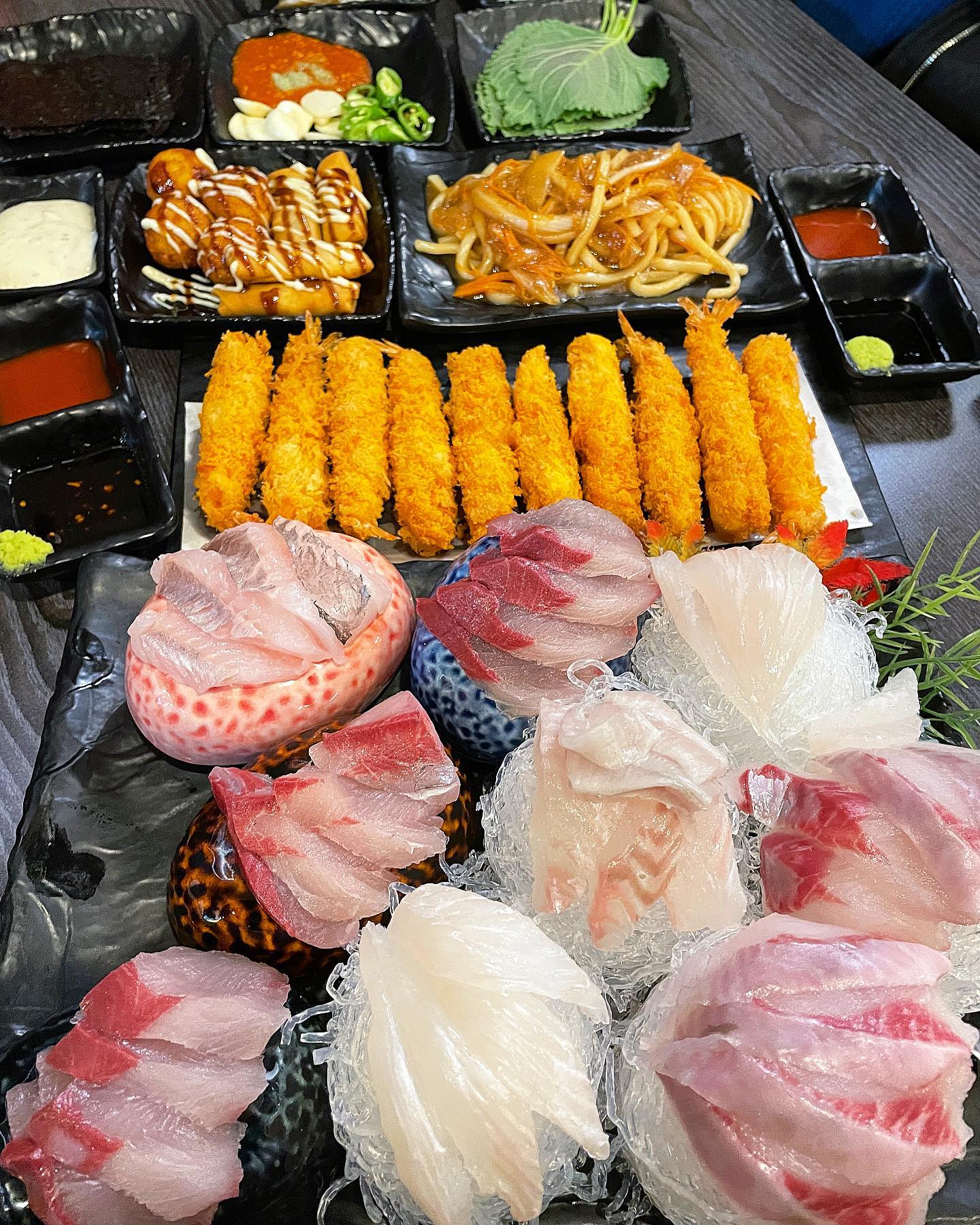 두툼하고 신선한 회 맛집<바다의 마음>🐟

회가 생각날 땐 무조건 여기로💖
율하 광장에 위치한 회 맛집 바다의 마음!!

✔️모듬회 중 50.0 새우튀김 10.0🍤

모듬회를 주문하면 오뎅탕, 타코야끼, 춘권, 야끼우동,
매운탕까지 푸짐하게 나온다🫔♥️

모듬회는 쫄깃하고 두툼한 회가 여러 종류로 나오는데
신선하고 정말 너무 부드러움..🐟✨
그냥 먹어도 맛있지만 김이나 깻잎에 싸서 먹으면
진짜 꿀맛인 것 같다🥰

회를 어느정도 먹고 나면 매운탕을 준비해주시는데
칼칼하니 정~말 맛있었다👍🏻
국물이 깔끔해서 밥까지 주문해서 말아먹기💖

가격, 스끼다시, 분위기까지 모두 만족스러웠던 곳ㅎㅎ
회 생각나면 무조건 여기다,,🐟🔥

✔️매일 18:00-02:00
✔️대구 동구 안심로22길 60-13