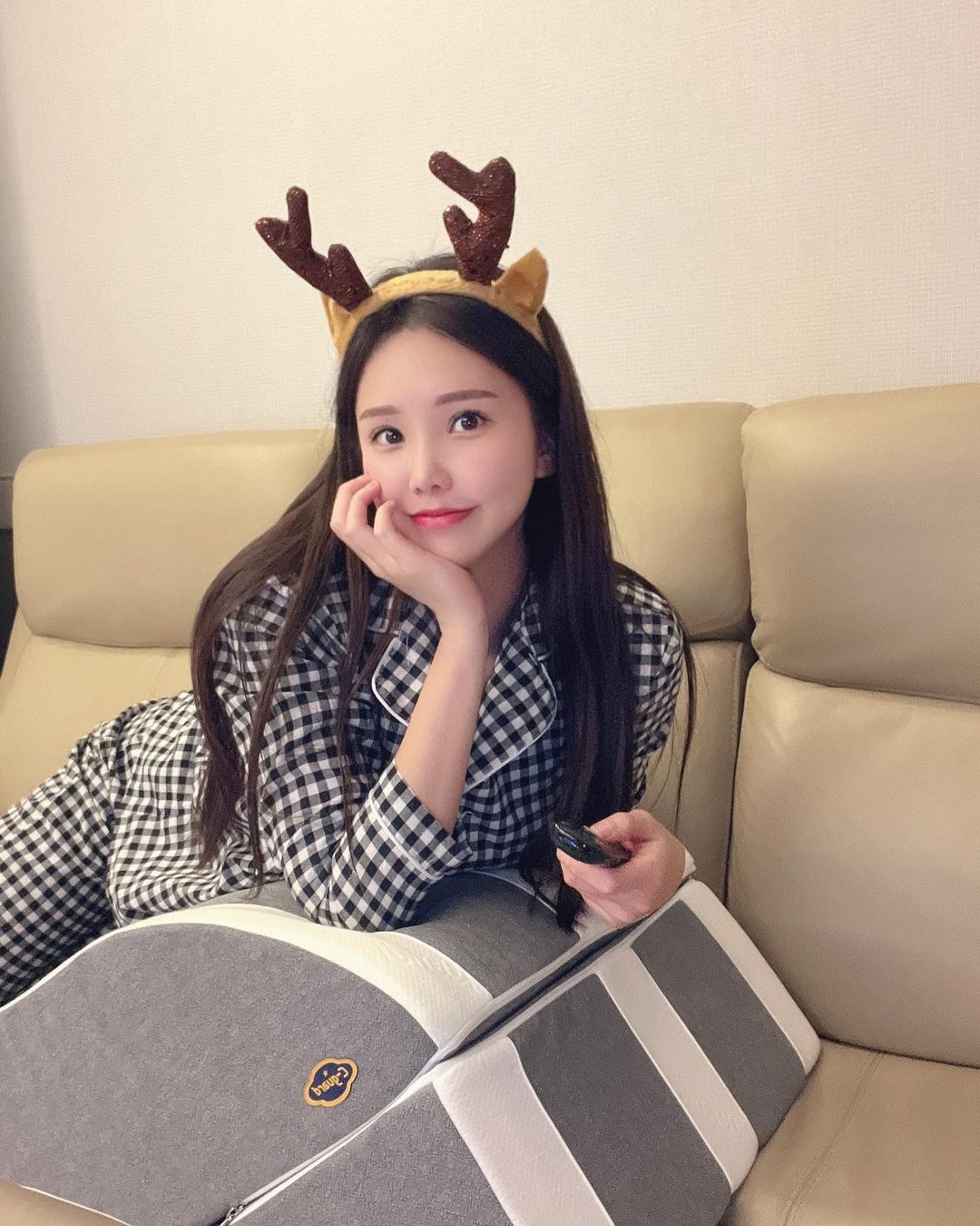 유주 🇰🇷 on Instagram: “#협찬 ⠀ 다들 크리스마스 잘 보내셨나요~~❤️💚 어제는 진짜 춥더라구요 집에서 맛있는거 먹고 영화보는게 너무 좋은 요즘 ⠀ 집순이 다됐는지 요즘은 집순이템