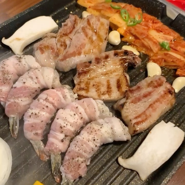여기 진짜 획기적인데? #합정미삼 #미삼 #대새롤

대패삼겹살을 새우에 돌돌말아 대새롤 이라고 하더라고요!
김치 삼겹살은 당연 필수로 주문하고 대새롤도 1인분만 주문해 봤는데
생각보다 너무 맛있어서 깜짝놀랐어요!

대새롤은 큼직한 새우가 들어가 있어서 씹는 식감도 좋고
뭔가 생각보다 먹을게 별로 없을까봐 1인분만 주문해봤는데 
든든하고 맛있더라구요!
새우 오동통 터지는 식감과 고기의 육즙이 만나서 달달한 소스에 찍어먹으니
ㄴ너무 맛있었어요!! 

소스와 밑반찬도 다양하고 초벌되어 나오는 삼겹살도 맛있더라고요!
깻잎에도 싸먹고 쌈채소에도 싸먹고 소금에도 찍어먹고 와사비도 올려먹고~
날치알 볶음밥도 불판에 싹싹 !!! 고기남기는건 필 수 아시죠!?
김치도 매콤해서 느끼함을 싹 잡아줍니다

사장님이 썩 친절한 느낌은 아니지만ㅎㅎ
대세롤은 추천해요! 합정가시면 가보시길 ! 
저는 다음에가면 대새롤 2인분으로 시작할래요😎❤️