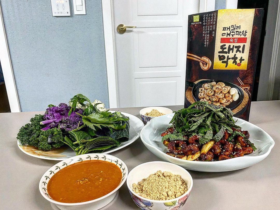 맛있주 | 맛에 진심인 남자💕’s Instagram photo: “저의 첫 #협찬, #광고 에요💕 그것은👍패밀리대구막창❤️ @familyfoodsystem9 쫄깃쫄깃 고소한 대구막창이 집으로 찾아 왔습니다🤫 요즘 입맛