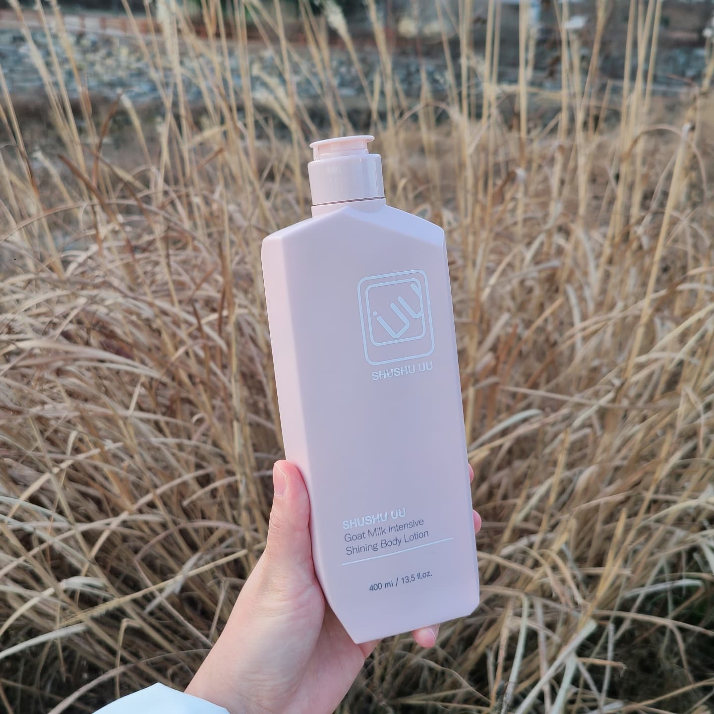 ⠀
바르는 즉시 물처럼 촉촉하게 피부에 보습 🍃
슈슈유유 산양유 인텐시브 샤이닝 바디로션
⠀
크림 같지만 로션같이 가볍고 산뜻한 🌱
수분잠금으로 촉촉하고 샤이닝스러운 ⭐
은방울 꽃같은 달달한 향으로 사랑스러운 💋
⠀
크림같았던 느낌이 바르는 순간 부드럽게
펴발려서 소량으로도 넓은 바디를 케어 👋
⠀
은은하게 풍기는 향기는 💦
남편이 향수뿌렸냐고 물어볼 정도로
좋고 진하게 남고 기분이 UP
⠀
다리에 일어난 각질까지 까칠한 피부까지
확실하게 잠재워주는 샤이닝 바디로션
⠀
지마켓에서 24,000원에 판매중 🪙
⠀
#협찬 #브라이트닝바디로션 #바디로션 #바디로션추천 #슈슈유유 #산양유바디로션
⠀