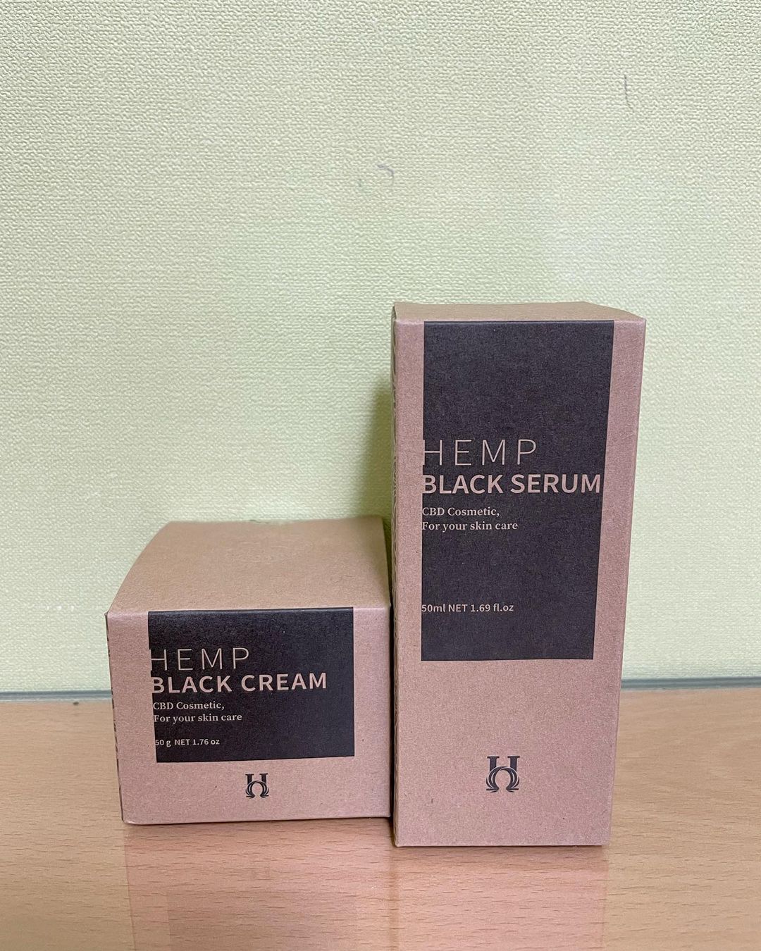 수현ᝰෆ‍’s Instagram post: “#협찬 @jason_director ✿ GP Hemp 블랙 크림 , 블랙 세럼 ✿ ♥⑉제품을 제공받아 쓰는 후기입니다⑉♥ GPHEMP 란? -> 대마의 일종이지만 환각 성분인 THC 의 함량이 극히