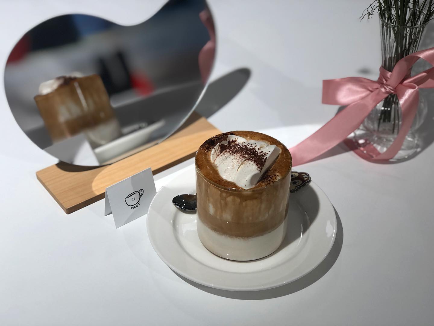 📍수원 므콧 (MCOT)☕️🎨
☕️므콧크림라떼 ₩6,500
🥥코코커피스무디 ₩6,500
🥯베이글 잠봉뵈르 ₩7,000
🧀바스크치즈케이크 ₩5,500
-
므콧은 드로잉카페인데 커피랑 디저트도 맛있었어용💗이쁜 그림들도 걸려있어서 분위기도 괜찮더라구용!

므콧크림라떼는 위에 솔트크림이 올라가서 단짠 매력 터져용✨카페 이름을 건만큼 시그니처 메뉴가 확실합니다🧐 잠봉뵈르도 버터랑 잠봉 조합도 좋고, 꽤나 든든해서 커피랑 같이 먹으니까 브런치 한 끼로 좋았어요☺️ 바스크치즈케이크도 촉촉하니 부드럽고 달달~

다음 번엔 그림도 그리러 가보고 싶어용! 드로잉 체험도 하고, 맛있는 커피와 디저트까지 함께하면 데이트코스로도 좋을 거 같아요🥰
-
#수원카페 #수원데이트 #므콧 #드로잉카페 #잠봉뵈르 #카페스타그램 #카페투어 #카페 #먹스타맞팔 #먹팔환영 #먹팔 #먹스타그램 #먹스타 #맛집탐방