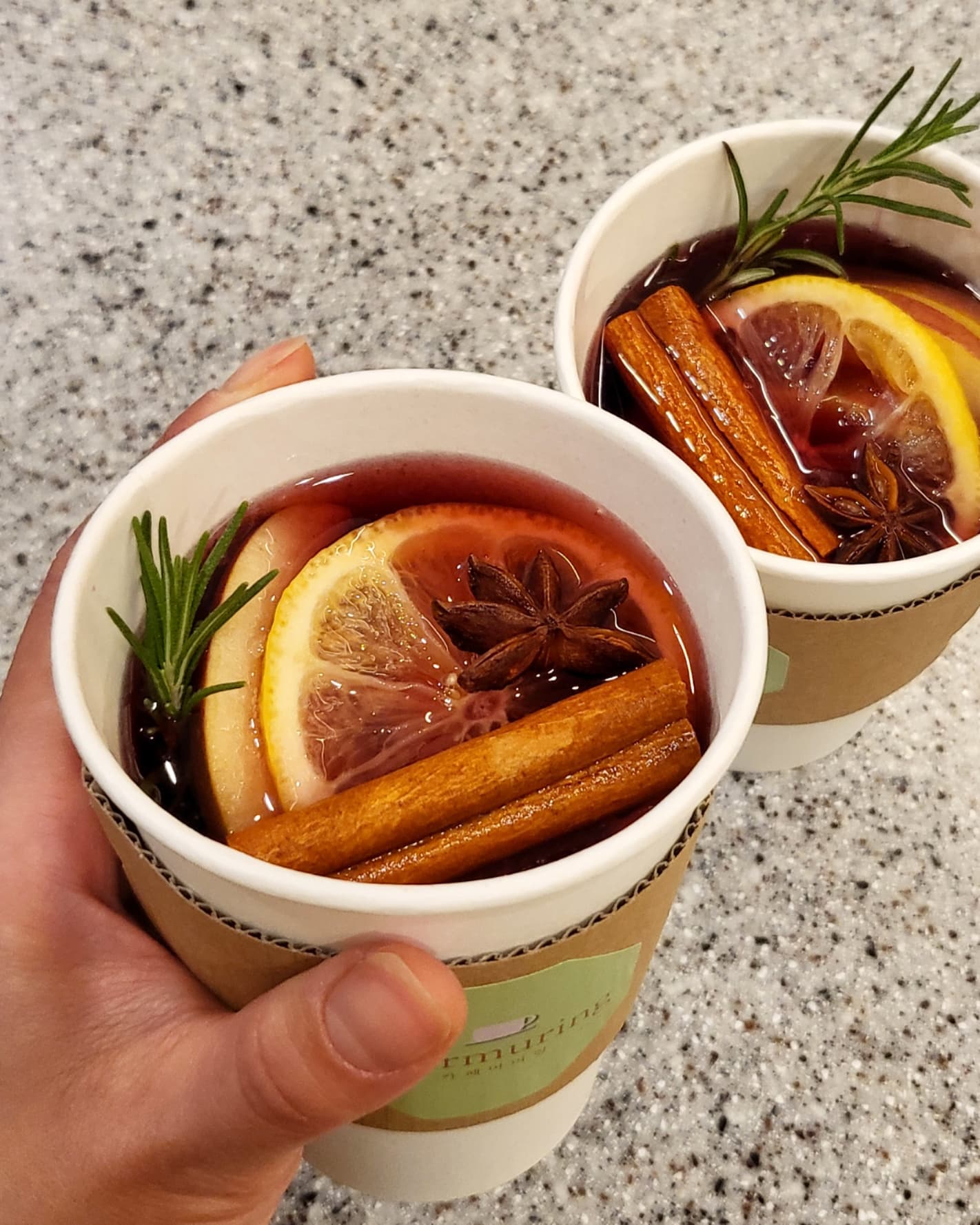 요즘 머머링 베스트🍷
따뜻하게도 차갑게도 즐길 수 있는 머머링표 #뱅쇼
각종 향신료와 과일을 듬뿍 넣고 퐁퐁퐁 끓여 만든 꿀맛 뱅쇼
유럽에서는 감기예방에 좋아 많이들 즐기는 #겨울음료 예요🥰
.
#감기예방 #기력회복 #면역력강화 #홈메이드뱅쇼 #건강음료 #유럽쌍화차
#화정 #화정카페 #카페머머링 #머머링
#새해복많이받으세요 #감사합니다