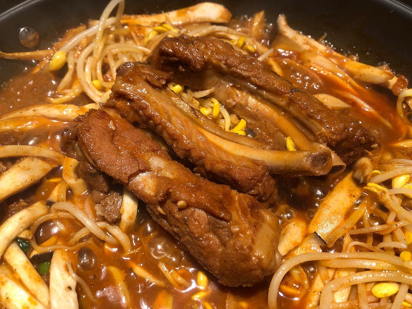 #협찬 📍동탄 #백본 🍖
매콤한 등갈비 먹으니 스트레스 풀리는 기분🤟🤟맵찔이라 기본맛으로 시켰는데 기분좋게 매콤달콤해서 좋았어용💗 등갈비도 부드러워서 뼈도 쏙쏙 잘 빠져서 굿! 등갈비 양도 꽤나 많이 주셔서 넘나 좋았어요🥰

곤드레 듬~~뿍 든 가마솥밥에 국물 쓱쓱 비벼서 먹으면 꿀맛탱😋 메밀전도 사이즈 완전 혜자스럽고, 고소하니 등갈비랑 잘 어울려요☺️
-
#백본 #영천동맛집 #동탄맛집 #등갈비맛집 #동탄2맛집 #2동탄맛집 #맛집스타그램 #먹스타맞팔 #먹팔환영 #좋반환영 #lfl #한식 #매콤