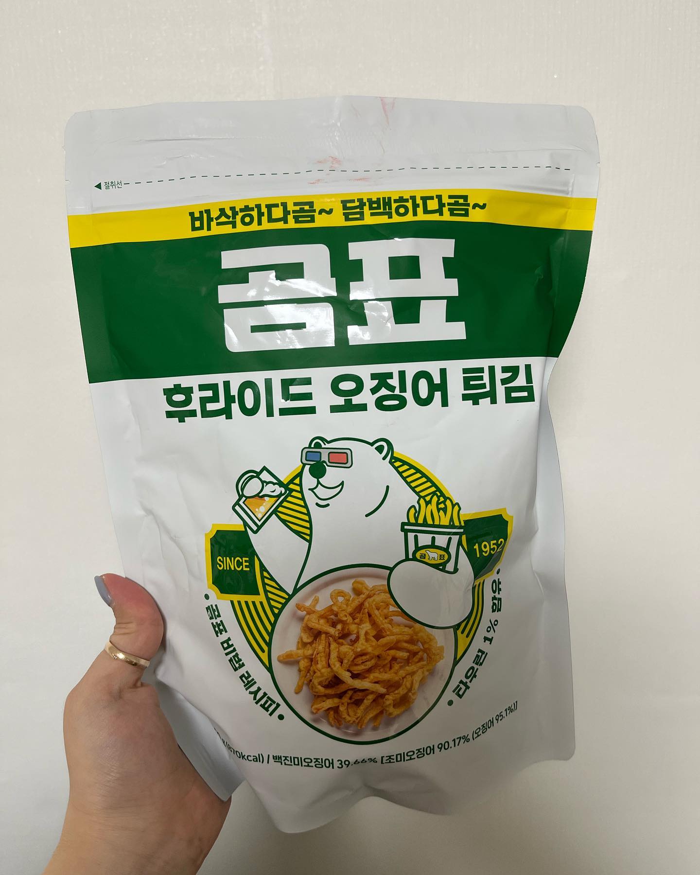 곰표 후라이드 오징어 튀김
코스트코에서 카드 당 1개만 구매가능

코스트코에서 너어무 핫하다길래 얼른 데리고 온 아이😝 크기에 비해 양은 많지는 않은 것 같아요😂😂 근데 포장지 넘 취저 🤩🤩✨

처음에 먹었을 때는 이게 왜 유명한거지.. 싶고 기대치가 너무 높았나 싶었는데🙄 근데 계속 손이 가는 ,,ㅋㅋㅋ 넘나 중독성있는 맛입니다!! 그림 그대로 맥주랑 같이 먹으면 더 쫀맛일 거 같은 과자인듯 맥주안주인듯 ㅋㅋ 
진미오징어를 튀긴 것 같아요!! 요런 느낌 좋아하시거나 맥주 좋아하시는 분들이라면 얼른 겟 하셔서 드셔보세요✨👍

#코스트코 #코스트코추천상품 #과자 #맥주 #맥주안주 #곰표 #곰표오징어튀김 #곰표맥주 #곰표후라이드오징어튀김 #맞팔 #선팔하면맞팔 #선팔 #먹스타그램🍴#먹스타맞팔 #먹팔환영 #먹스타소통  #소통 #홈파티