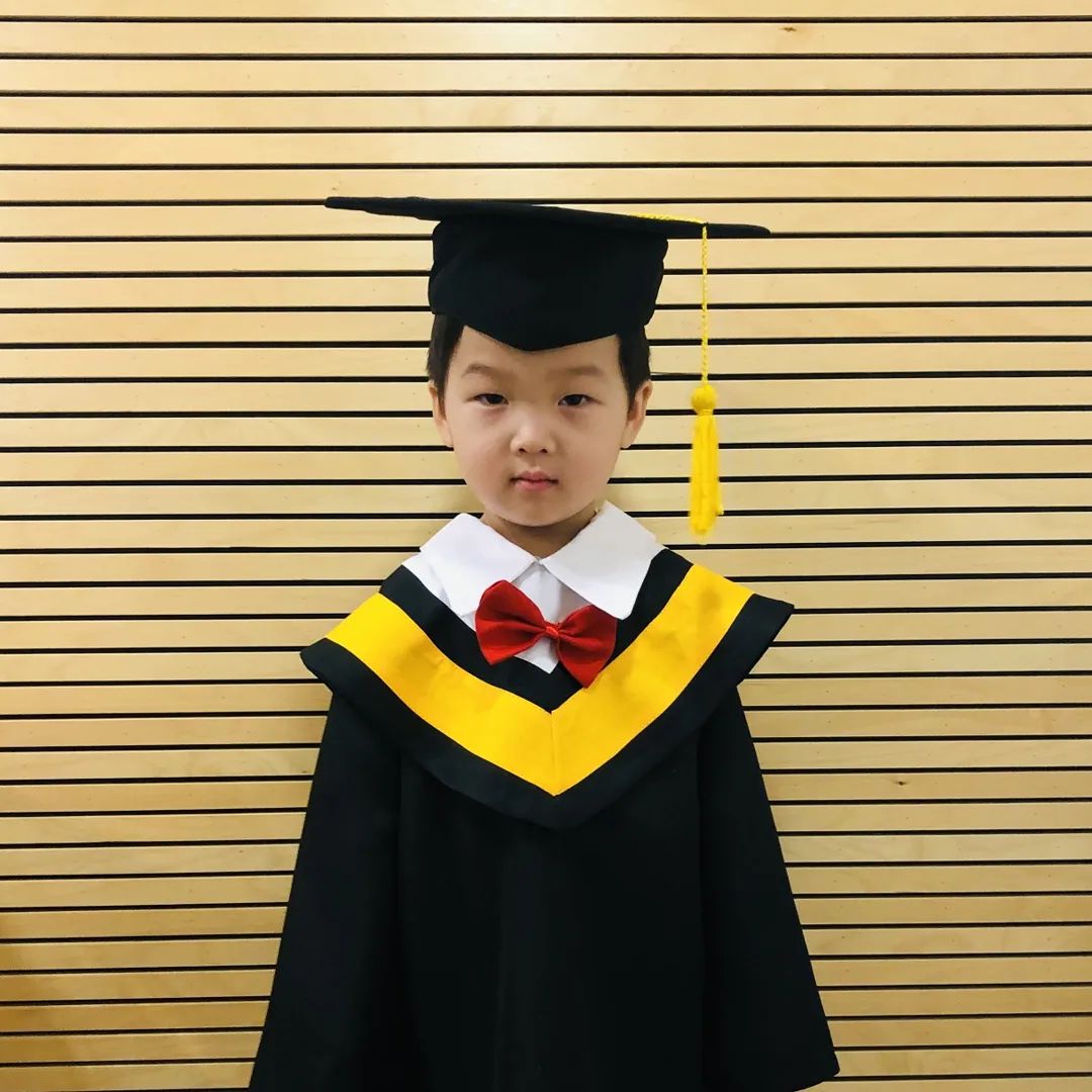 졸업👨‍🎓

36갤까지는 엄마가 델구 있어야지 라거 믿고 있었고 지켜왔던 나만의 육아철학이 와르르 무너진 작년이었다

36개월까지는 엄마가 델구있는게 당연하지라고 생각했는데, 코로나시대 아이 둘 육아는 정말 헬 자체. 내가 먼저 살고자 작년 여름에 부랴부랴 알아보고 들어갔던 어린이집

시국이 시국인지라 아이의 건강상태나 국가의 정책에 따라 강제로 가정보육해야하는 날도 많았지만 그래도 이렇게 졸업 학사모를 쓴 아이의 모습을 보니 기분이 묘하다.

이런 시국속에서 그래도 건강하게 다닐수 있었던 것은 엄마가 돌보지 못하는 그 때에도 엄마대신 코를 닦아주시고 따뜻한 밥을 주시고, 머리 한 번 등 한 번 쓰다듬어주신 선생님들의 손길 때문이 아니었을까

그래서 마지막 사진에서 눈에 띄는 것은 옆에 앉은 아이의 모자 매무세를 고쳐주시는 선생님의 손길이다

담임샘과 사진 한 장 담지 못한 졸업식이네.....