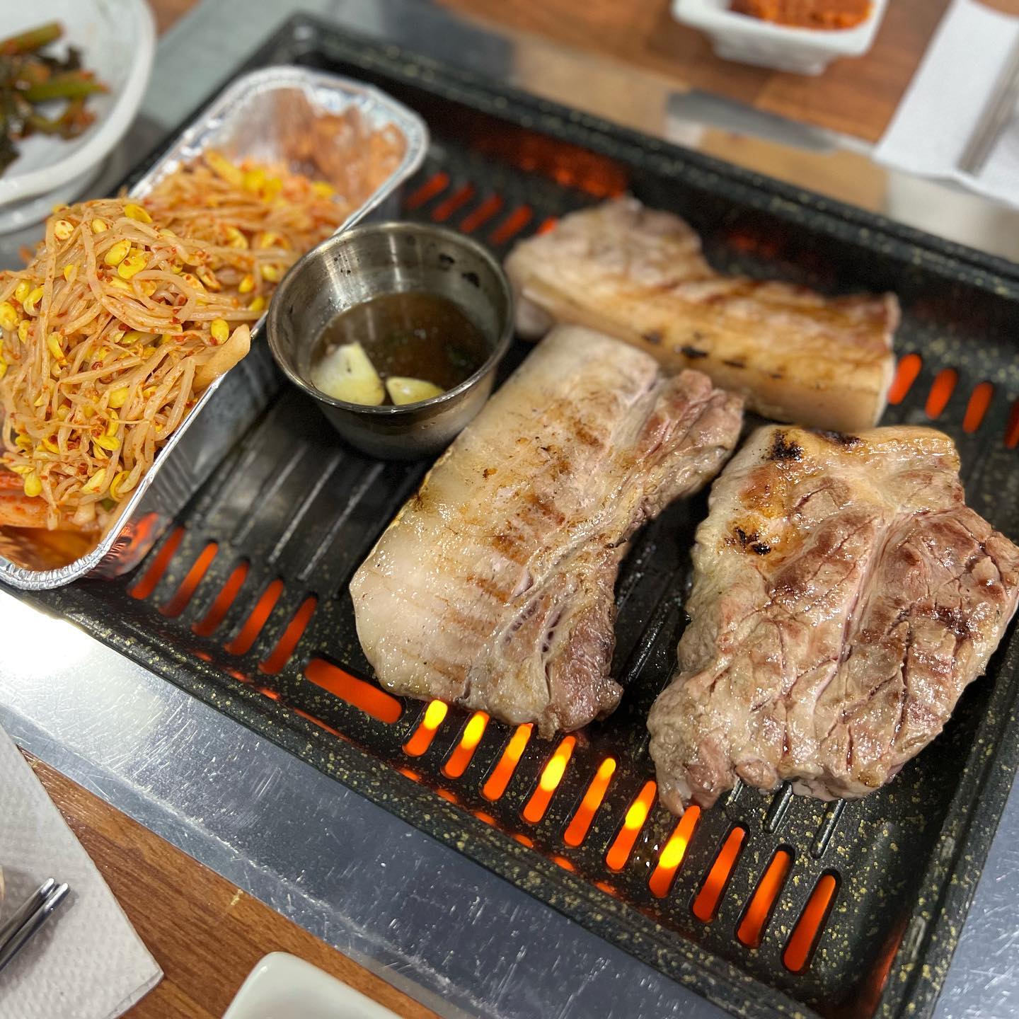 [제주🐖] #서귀포해뜨는집

📍제주 서귀포시 중앙로62번길 27
🏷백돼지근고기(600g) 39.0

올레시장 근처에 위치한 고깃집!
올레시장 주변 공사로 어수선한 가운데 발견한 
서귀포☀️해뜨는집 ㅎㅎ

이번 제주여행때 뼈저리게 느낀 건 
제주도는 휴무일인지 꼭 확인해보고 가야한다는 점😭 
(정기휴일 이외에 임시휴무하는 곳이 
엄청 아주 엄청 많았다..)

사실 해뜨는 집도 가려던 집이 휴무라 어쩌다 가게된 곳인데 생각보다 너무 맘에들었다 !! :)

🥩 근고기를 주문하면 초벌해서 주시더라구용
함께주신 꽃게된장국?이 진짜 넘 대박이었음 ㅋㅋㅋ 
진짜 너무 시원하구 맛있었다
제주도는 역시 고기야🥲