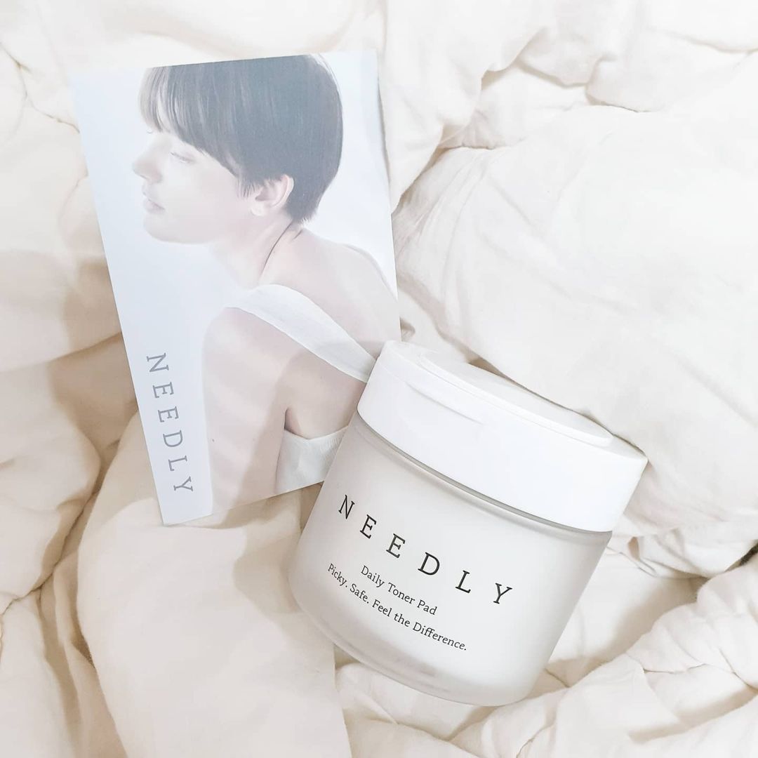 윤쥬 on Instagram: “#협찬 [니들리 데일리 토너 패드 2주 사용후기] · · 💧대왕 사이즈 이마와 볼을 감싸는 사이즈의 왕 큰 토너 패드라 한 장으로도 간편하게 얼굴 전체를 촉촉하게 해주었고