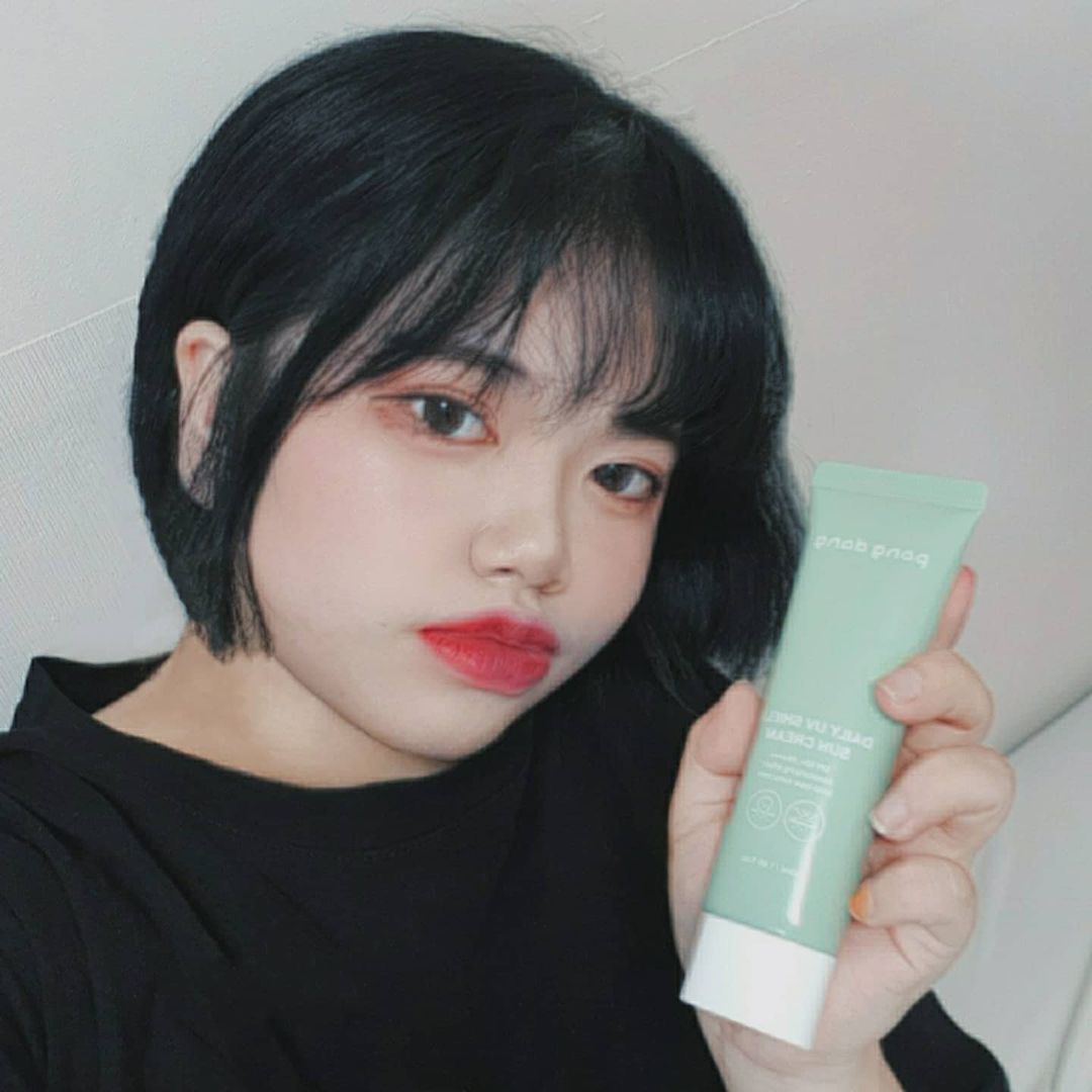 윤쥬 on Instagram: “요즘 이 선크림만 쓰는 중🌞 . . 원래 쓰던 선크림은 백탁현상 때문에 싫었는데 이 선크림은 백탁도 없고 밀리지도 않는다:) 촉촉해서 가볍게 발리는 데다가 착한 성분들
