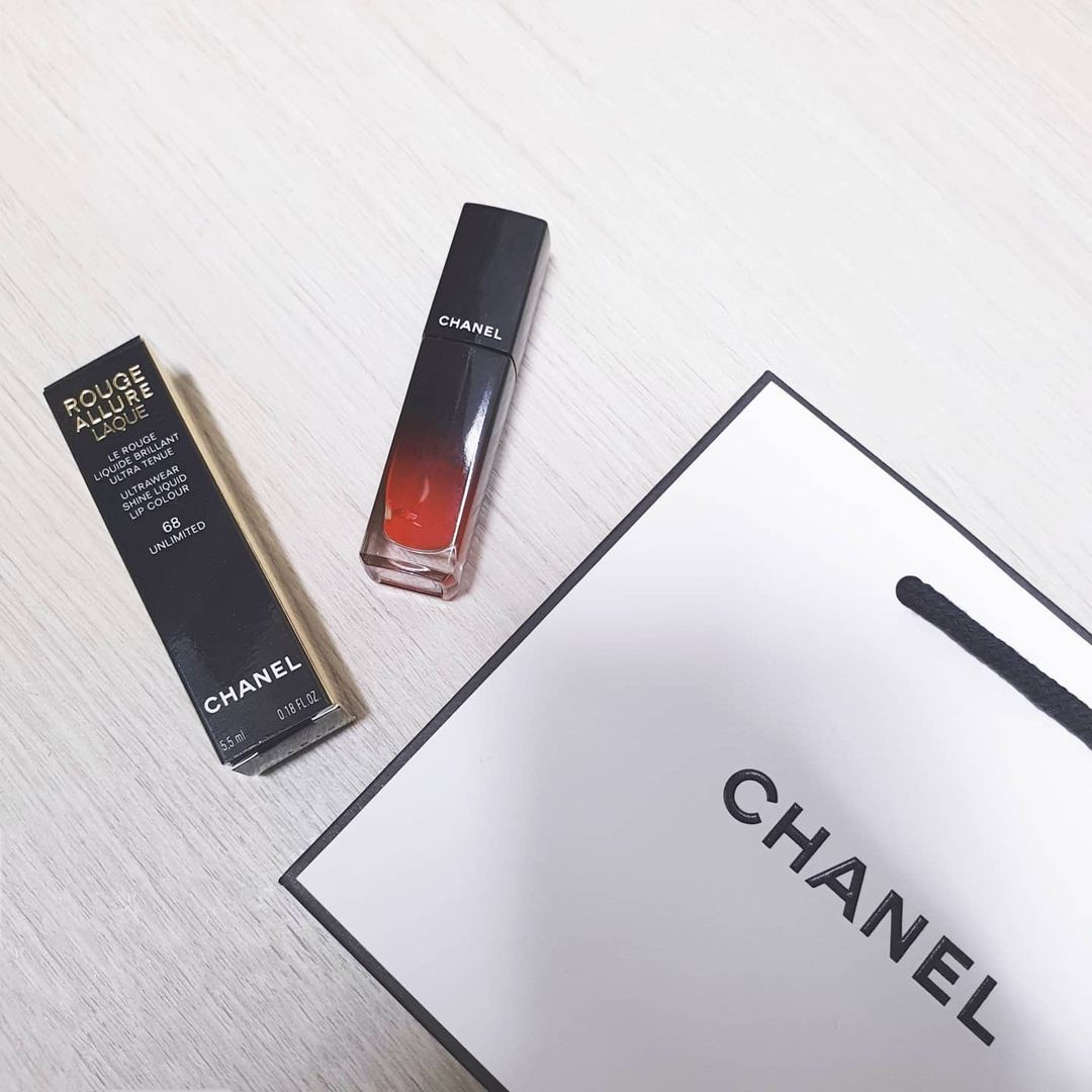 윤쥬 on Instagram: “#협찬 발림성 대박인 샤넬 신상💋 과하지 않고 자연스러운 광택과 함께 깔끔하고 크리미한 텍스처가 입술을 편안하게 해준당:) - 68호 언리미티드 색상은 코랄 레드 컬러