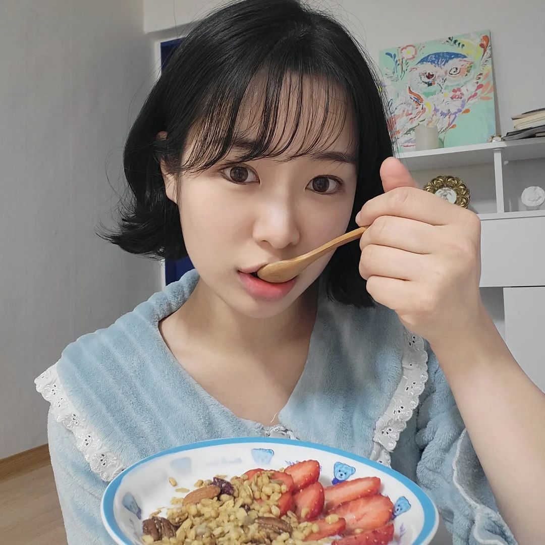 🤓 on Instagram: “#협찬 설탕이 전혀 들어가지않은 건강한 수제 그래놀라🥜 3번 이상 직접 구운 그래놀라와 통으로 들어간 견과류로 바삭하고 더욱 풍부한 맛을 느낄수 있어요🤍 캐나다산