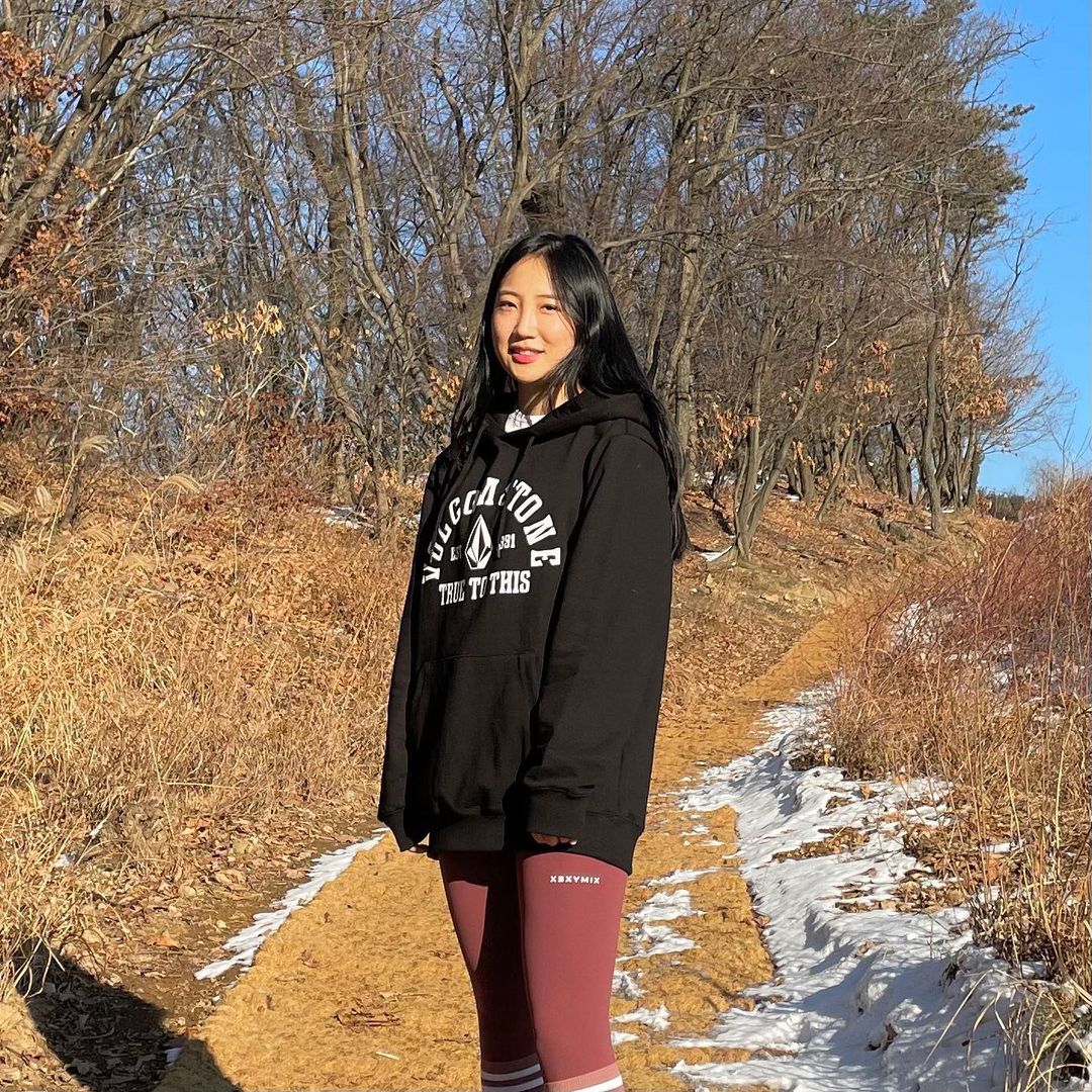 혜인 on Instagram: “#협찬 x @volcom.korea 한 치수크게 오버핏으로 코디하니 레깅스에도 부담없이 입기 딱 좋았던 후드티💗 모자가 넉넉해서 머리 망가질 일도 없고 얼굴도 작아보여요 :) 스톤