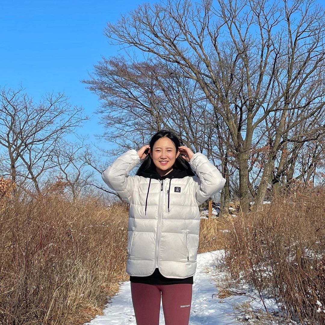 혜인 on Instagram: “#협찬 x @volcom.korea 이번 남한산 마실룩은 볼컴룩으로 코디했어요🌷 특히 후드티랑 매치하면 더 찰떡같은 다운 경량패딩으로! 가볍고 넉넉한 여유로운 실루엣의 패딩으로