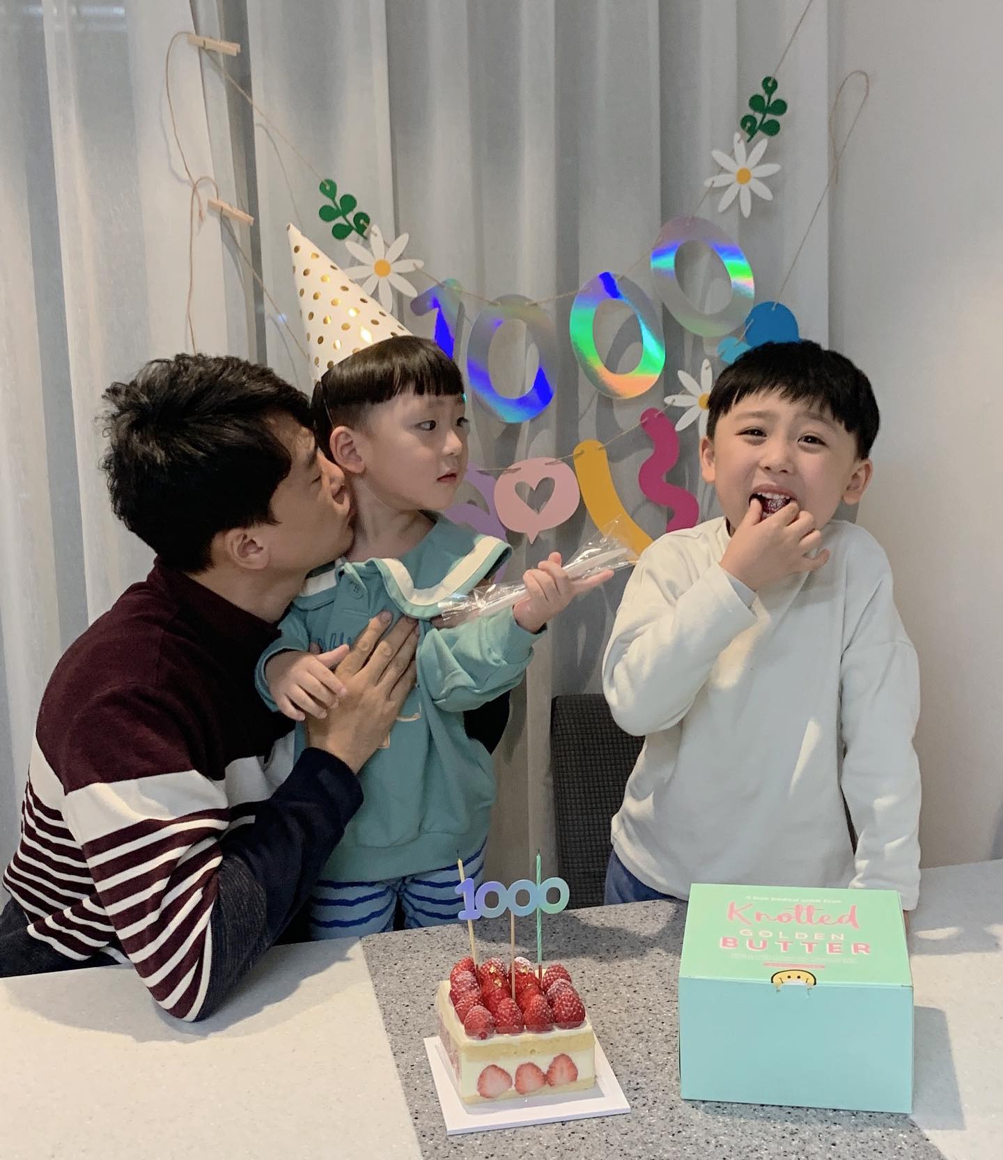 #낄끼빠빠

오빠 줴발 애들끼리 사진 찍어주고 싶은데
꼭 여기 끼였어야 했어? ㅋㅋㅋㅋ🤔
뽀뽀하든 말든 관심없는 시유니와 
이와중에 초 끄자마자 딸기부터 골라묵는
도유니 .. 🍓🍓

#탄생1000일