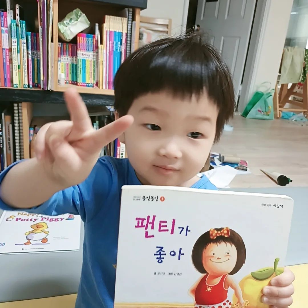 첫째는 지금 기저귀떼는 중🚽

아이를 키우는데 있어서 제일 최악은 이리저리 휘둘리는게 아닐까? 100사람에게 물어보면 100가지의 접근법이 나오기에 물어보면 물어볼수록 찾아보면 찾아볼수록 어쩌란말이야?란 말밖에 안나오는듯하다

난 나름대로 교육철학도 있고 육아철학도 있으며 나름 현장에서 아이들을 많이 가르쳐왔다 자부했었는데 내새끼 기저귀떼는게 이렇게도 힘든 일이었나? 생각된다

내 새끼라서 였을까?

충분히 기다려주고 기다린다고 생각했는데 유치원입학을 코앞에 두고 몰아치기 하고 있는 내 자신을 보면서 세상에서 제일 어려운 일이 애키우는 일이고 사람만드는 일인듯하다

다들 어떻게.그렇게 잘 키우신건지...

육아를.하면서 감정의 롤러코스트를 하루에도 수십번 위로 아래로 곤두박질을 친다

나는 아무래도 끝까지 기다려줄만큼의 그릇이 되지는  않는가보다

오늘의 결론, 육아도 위에서주시는 힘으로