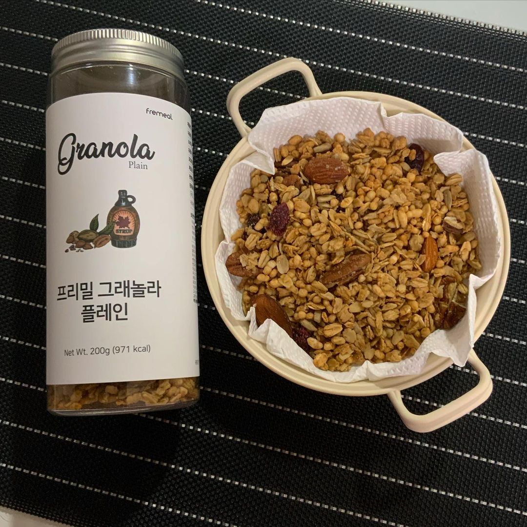은 on Instagram: “#협찬 #프리밀 #그래놀라 🌾여심저격 저세상맛 그래놀라! 프리밀 그래놀라 플레인🌾 -메이플 시럽으로 달콤한 맛을 낸, 기본에 충실한 곡물 맛 그래놀라 -통으로 들어간 견