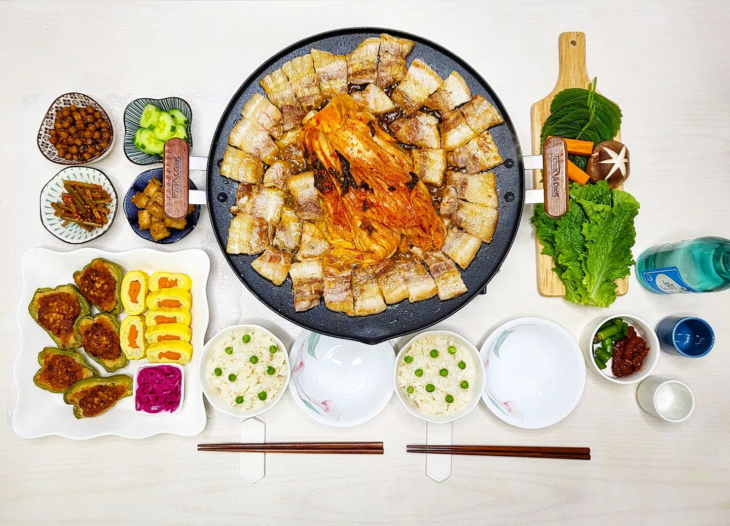 .
#삼겹살데이 라고 
삼겹살 사서 룰루랄라 신나게 
일찍 퇴근하신 신랑 ㅋㅋㅋㅋ
오직 고기만 봤는지
파절이도 버섯도 쌈무도 안사오구
정직하게 고기만 사왔네요😮‍💨😮‍💨
그래도 어떻게 먹든 맛있는 삼겹살이니까요 
이번엔 그냥 넘어가주겠어🙂
오늘 반찬으로 먹으려고 점심에 만들어놓은 #피망함박스테이크
짱구보다가 생각나서 만들어 보았어요
사실 함박스테이크보다는 떡갈비 느낌이 더😆
오랜만에 삼겹살 먹으니 들떠서 먹었어요 ㅋㅋㅋ
역시 저기압일땐 고기앞으로..
고기서 고기가 최고❤
다들 삼겹살 드셨나요~?
.
.
.
#집밥#홈쿡#집밥스타그램#홈쿡스타그램#오늘의식탁#오늘의반찬#요리하기#저녁#저녁메뉴#안주#삼겹살엔소주