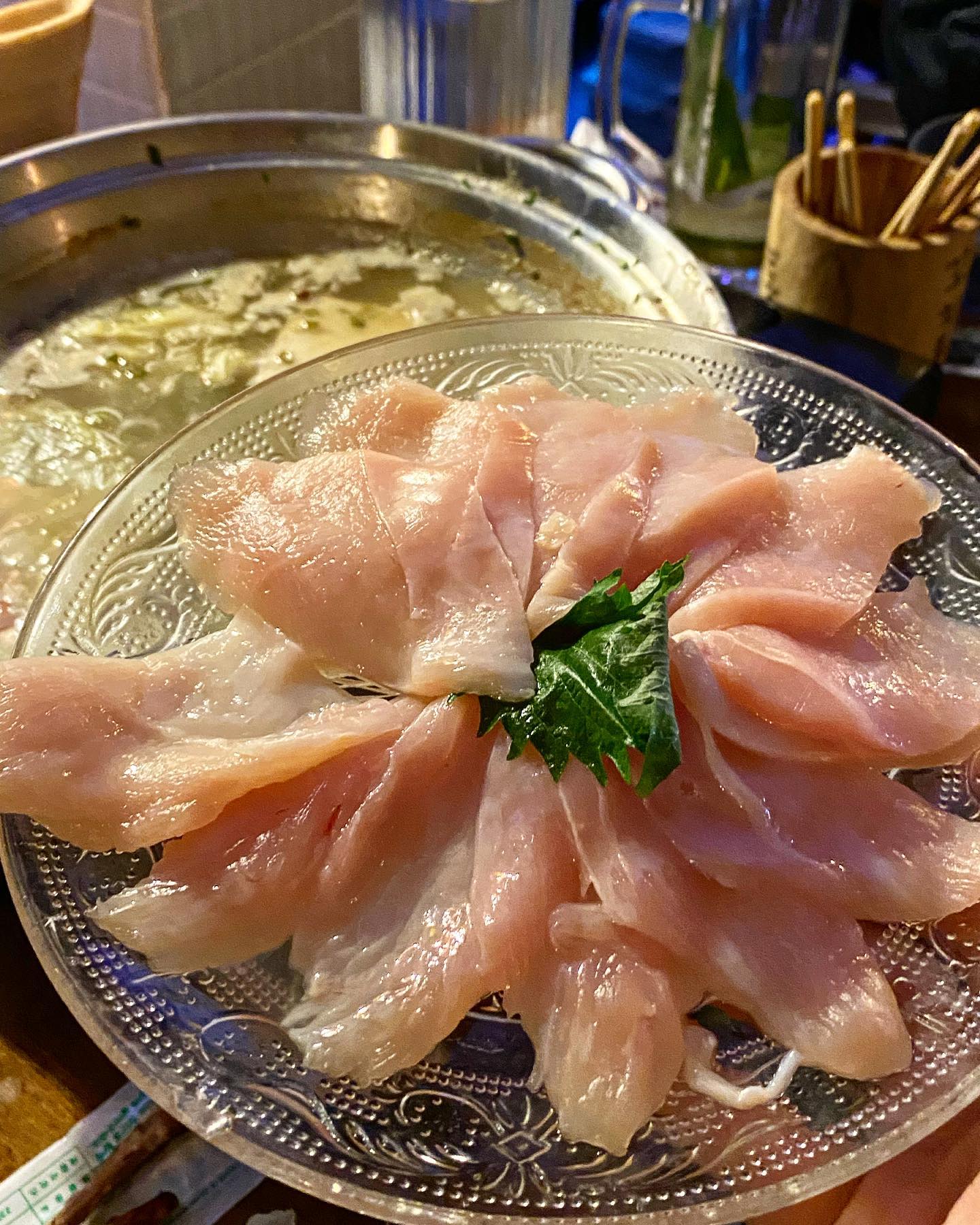 [야키토리 쿠시] #소또먹_수유
그날 잡은 신선한 닭으로 만든 샤브샤브와 야키토리를 맛볼 수 있는 곳✨ 직접 초대해주셔서 다녀왔습니다!
사실 야키토리집은 워낙 많이 생겨나고 있어서 맛볼 기회가 많아졌지만, 쿠시에서만 만날 수 있는 닭샤브샤브가 ㄹㅇ 별미💓

특샤브샤브를 주문하면 염통, 다리살, 허벅지살, 안심, 가슴살까지 나오는데 어딜 먹어도 퍽퍽하지 않고 야들야들 미쳤구요❤️ 닭 자체가 워낙 신선해서 회로 먹어도 될 정도라, 안심은 한 3초 담궜다가 바로 먹었는데 그냥 녹아버려유,, 담백한 국물과 신선한 야채와 함께 든든하고 맛있게 단백질 보충 가능하고👍 마지막 마무리로 죽이나 면 사리 추가해주면 진짜 배 뻥...🥺

야키토리는 불향이 제대로 나고, 메뉴마다 곁들여 주시는 소스가 달라서 더더더 맛있게 즐길 수 있어요! 겉은 노릇노릇하게 잘 익었는데 속은 어쩜 이렇게 촉촉한거쥬...?🥲 상큼한 하이볼이랑 세상 잘 어울려서 과음하게 되는 조합,,

koosi0039 

#야키토리쿠시 #쿠시 #수유맛집 #수유술집 #수유역맛집 #수유역술집 #닭샤브샤브 #야끼토리 #야끼토리맛집 #야키토리 #야키토리맛집