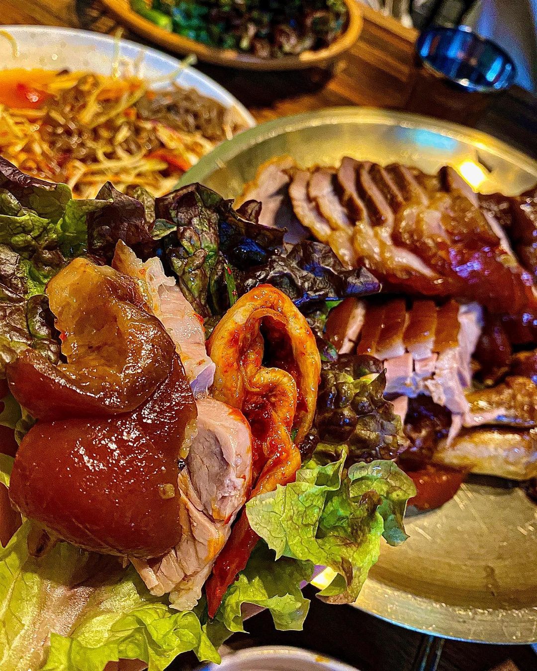 음식에_미치다 on Instagram: “#협찬 #호야네족발 개강과 동시에 학교근처 맛집 발굴하기🏫 청양고추소스 보쌈김치와 족발의 조합은 진짜 너무너무 옳다 ...❤️ 막국수도