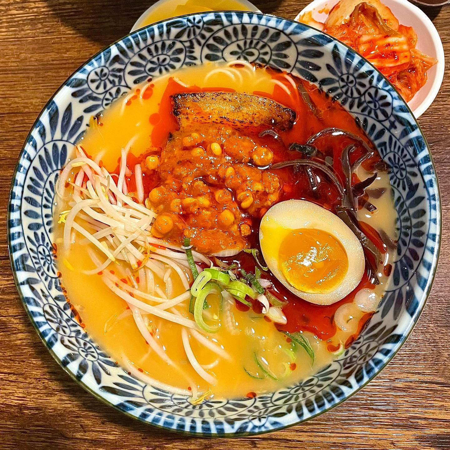 #저녁추천
저번에 대창덮밥 맛집이라고 소개했던 잇쇼니라멘집!!
이번엔 대창덮밥 대신에 라멘집답게 라멘을 시켰다!
카라이멘과 쇼유라멘!! 여기는 면을 직접 뽑는다고 한당🤨
그래서 그런가 꼬들하고 더 맛있는 느낌ㅎㅎ
역시 뭔가 장인의 맛이 느껴진다ㅋㅋㅋㅋ

라면 맵기를 3단계로 시킬수있어서
맵찔이와 맵고수들이 각각 취향껏 먹을 수 있당ㅋㅋㅋ
난 가면 무조건 2단계! 불닭볶음면정도라는데
그것보단 살짝 더매운듯,,,? 3단계는 무슨맛일지
한번도 안시켜봄🤣🤣 나중에 기회가 된다면 먹어봐야쓰것당
.
.
📎잇쇼니
📎일본식라면
📎 서울 송파구 법원로 114 엠스테이트 E동 지1층 B166호(B동 지하1층 광장)
