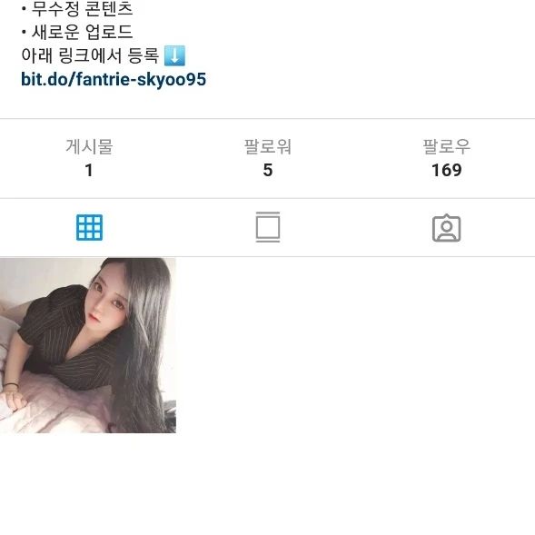 인스타 사진 도용 당했어요 제 인스타 아니니까 맞팔하지 말아주시고 계정도용 신고좀 부탁드릴게요  제 사진 캡쳐해서 성인물 올리고있어요 보시면 계정신고 부탁드려요 skyo____o95 이 아이디로 사용중입니다