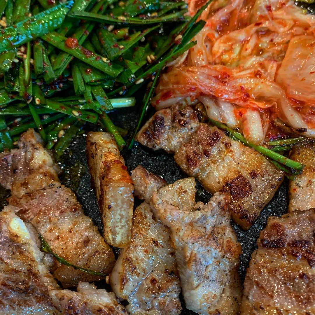 유메의 먹스타그램 on Instagram: “청량리 찐맛집 부추 오겹으로 기름칠 할 사람🙋🏻‍♀️ 📍#19고깃집、동대문구 전농로 227 시립대인들 중 안가본 사람은 있어도 한번만 간 사람은 없는,,