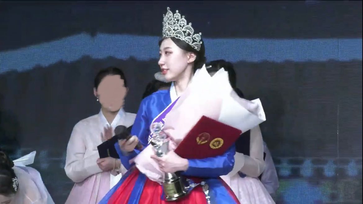 2022년 저에게 처음이자 마지막 도전 이였던 한복모델대회!

준비 하는 과정에서 많은 일들이 있었고, 중간에 그만 둘 뻔  했던 어려움도 있었지만 주변에서 좋은 말씀과 격려를 해주셔서 이 자리까지 올 수 있었습니다.

대회장에서 다양한 분들도 만나 정말 좋은 시간들을 보냈고, 무대 위에서 실수도 있었지만 예쁘게 봐주시고 저에게 큰 상을 주셔서 감사합니다.

미스부분(퀸,진,선,미 中) 1등 "퀸"🥇🏆 정말 감사합니다

한복: design_hanboksun 
메이크업: grida_cheongdam_makeup

#한복모델대회 #한복모델대회본선 #진선미 #한복모델대회메이크업 #한복모델대회한복