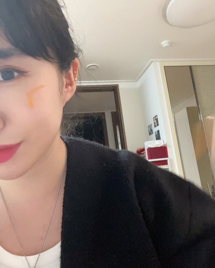 한량 유정 on Instagram: “#협찬 데일리 루틴이라기 보다는 일주일에 한두번씩 팩 대신 사용하고있는 세럼이에요 ❤️ AHA랑 BHA가 함유되어 있어서 모공 속 각질까지 다 제거하는 필링세럼이라