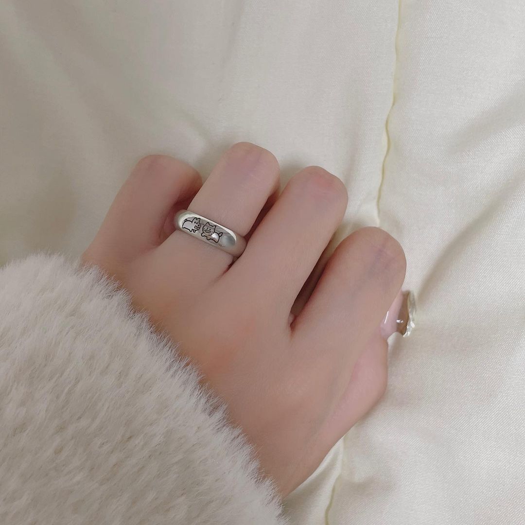 윤채연 on Instagram: “#협찬 너무 귀엽고 예쁜 데일리 유니크 유기견 후원 반지 ♡ 데일리 유니크에서 후원하고 있는 후원 센터의 아이들 모습을 담은 반지에요 :) 보호 센터에서