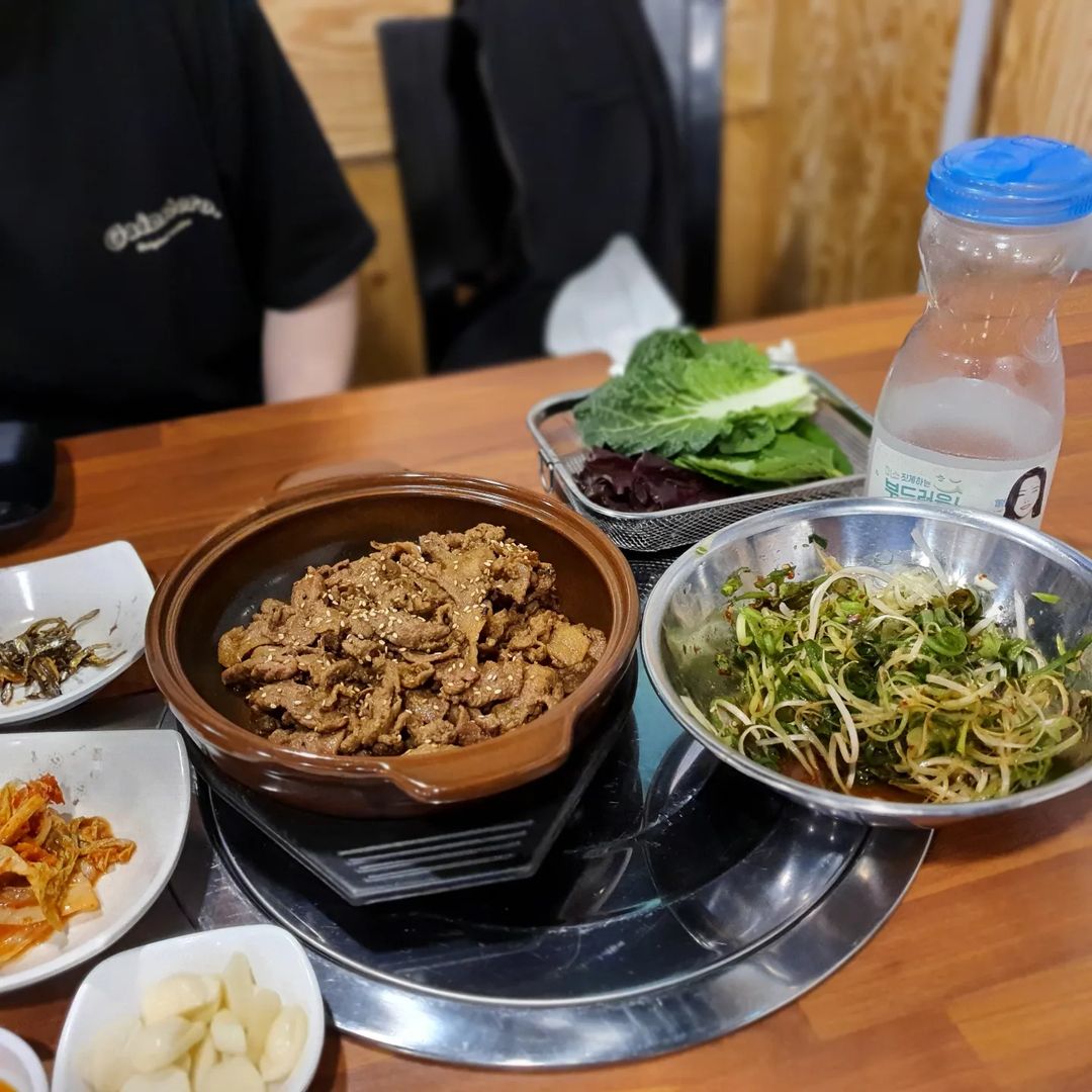 맛집수집가 🍴 on Instagram: “🔥불향🔥 가득 석쇠불고기🍖 식당명- 고집불통 이가네 돼지 석쇠불고기 주소- 경남 창원시 성산구 외동반림로 212 2층 메뉴- 석쇠불고기 中 22000원 된장찌개 300