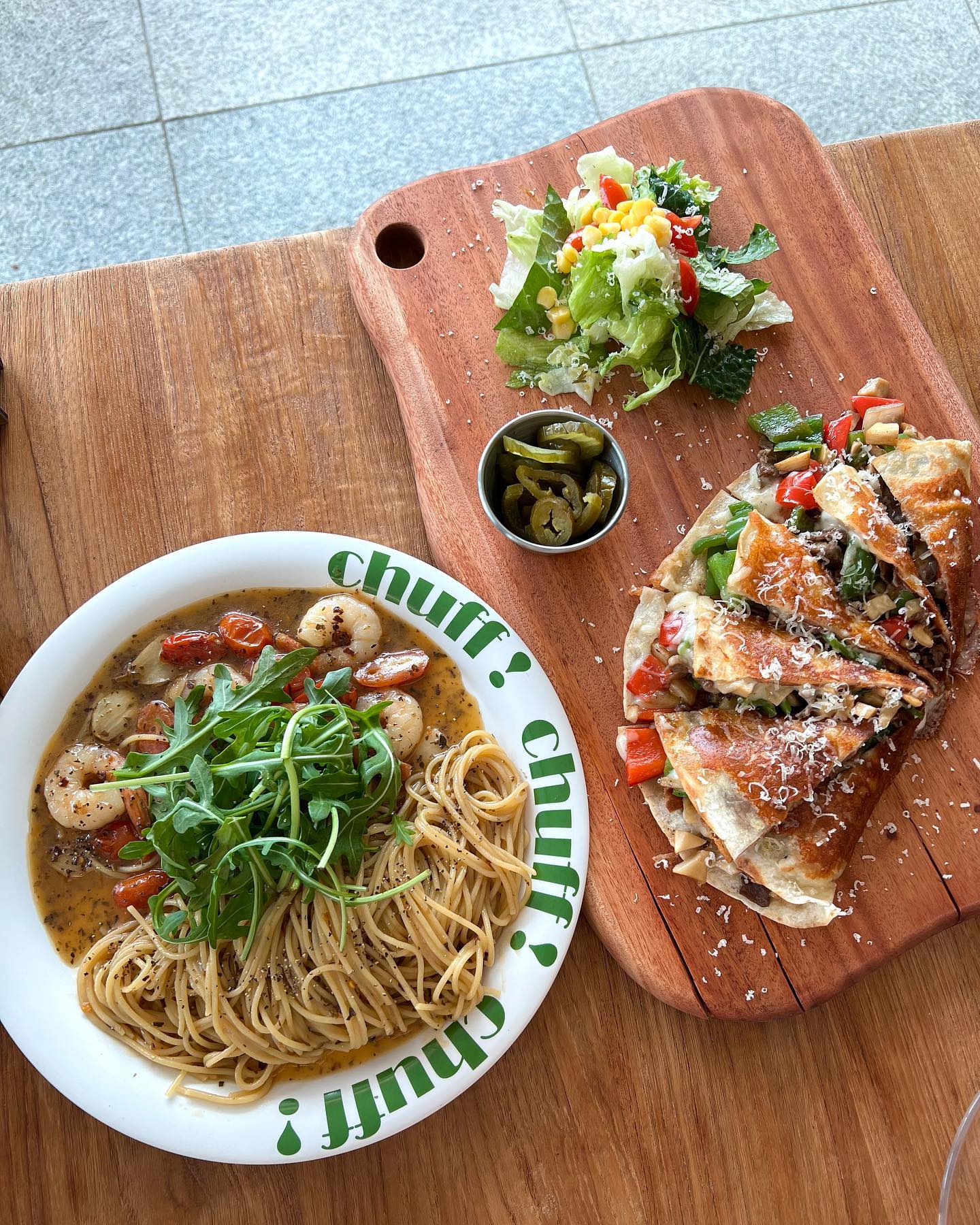 #전남맛집 #먹킷_담양
가게명 : #치도
주소 : 전남 담양군 담양읍 지침1길 6 1층
메뉴 : 퀘사디야(17000), 루꼴라 오일파스타(15000), 나쵸&과카몰리(6000), 닭고기 타코(8500), 치폴레(13000)

✔담양에 있는 멕시코 음식점이에요! 퀘사디야는 우리나라 입맛에 맞게 불고기가 들어가서 멕시코 음식 안먹어보신 분들도 거부감 없이 쉽게 드실 수 있는 정도였어요.

✔️파스타도 있길래 주문해봤는데 이탈리안 레스토랑 못지 않은 맛이었어요. 오일도 넉넉하게 들어있고 새우와 루꼴라도 듬뿍 들어있어 더 좋았어요.

✔️다른 가게들에서 과카몰리를 시키면 고수가 안들어간 곳이 많은데 여긴 약하게 들어간 것 같아서 더 맛있었어요. 

✔️타코에도 올려 먹을 수 있게 따로 주셔서 고수를 잘 못먹는 분들도 조금씩 도전할 수 있을 것 같아요.

✔️치폴레는 처음 먹어봤는데 멕시코식 '비빔밥' 느낌이더라구요. 안에 들어있는 밥과 야채, 소스 그리고 위에 올려진 닭고기를 함께 비벼먹는건데 소스 때문인진 몰라도 살짝 샐러드 먹는 느낌이었어요. 치폴레 시키시는 분들은 타코 닭고기 말고 새우나 소고기 시키는 걸 추천드려요! 맛이 너무 겹치더라구요😂
