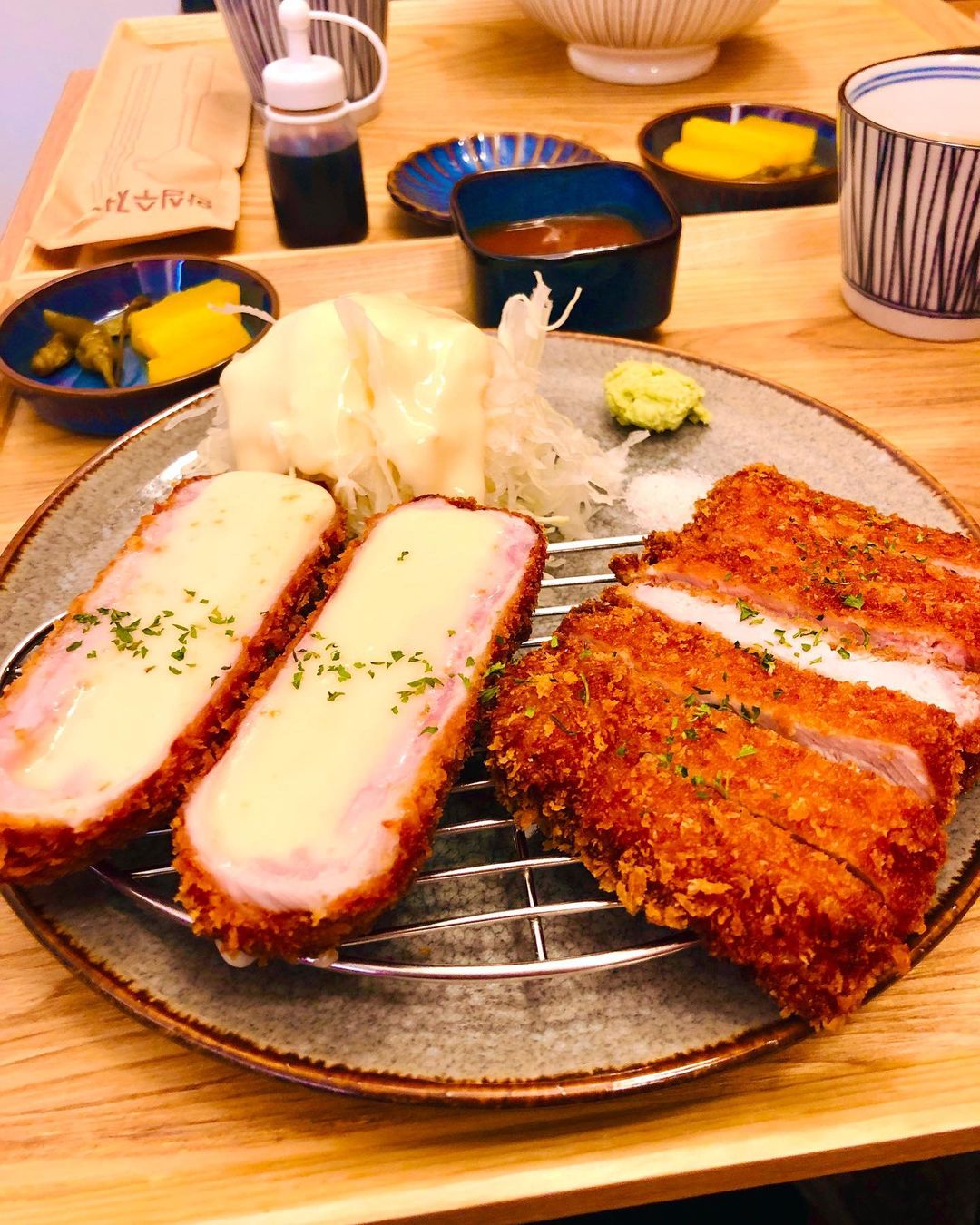 @h2on_0823 shared a photo on Instagram: “#차연식당 진짜 맛있는 집 발견👍 편안하고 아늑한 분위기에 맛있는 연어덮밥 그리고 치즈 돈가스까지🫶 . 쭉쭉 늘어나는 치즈가 지인짜 맛있었거든요!!!