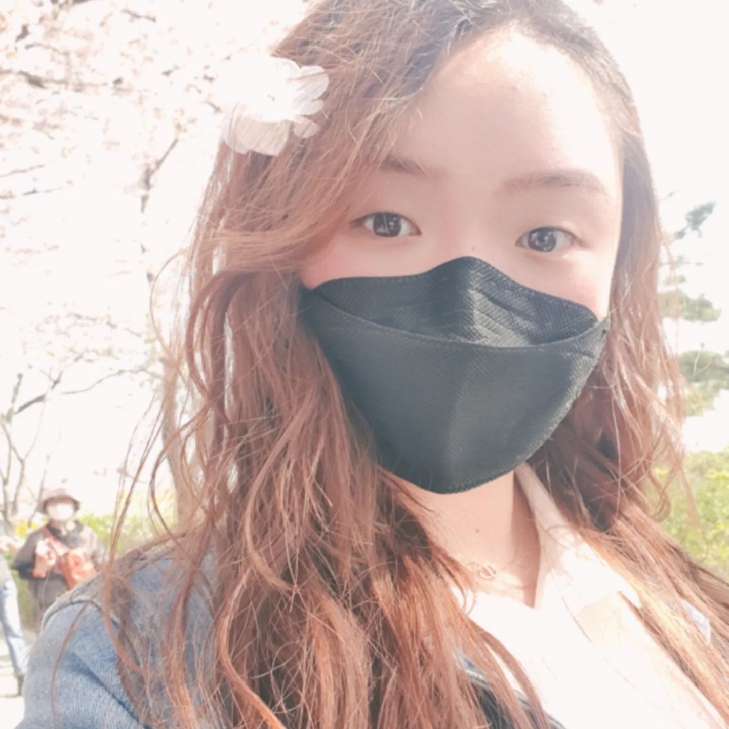 꽃놀이 시즌 다 끝나고 올리는 벚꽃 인증샷 ㅋㅋ
벚꽃이 너무 예뻤지만 그만큼 사람도 넘 많아서 조금 지쳤던 ㅠ
벚꽃은 집 근처의 나만의 벚꽃 명소에서 느긋하게 감상하는게 제일 좋은 것 같아요~
그래도 즐거웠던 봄날의 꽃놀이 🌸 🌸 🌸 

#벚꽃 #윤중로벚꽃길 #꽃놀이 #벚꽃놀이 #꽃구경