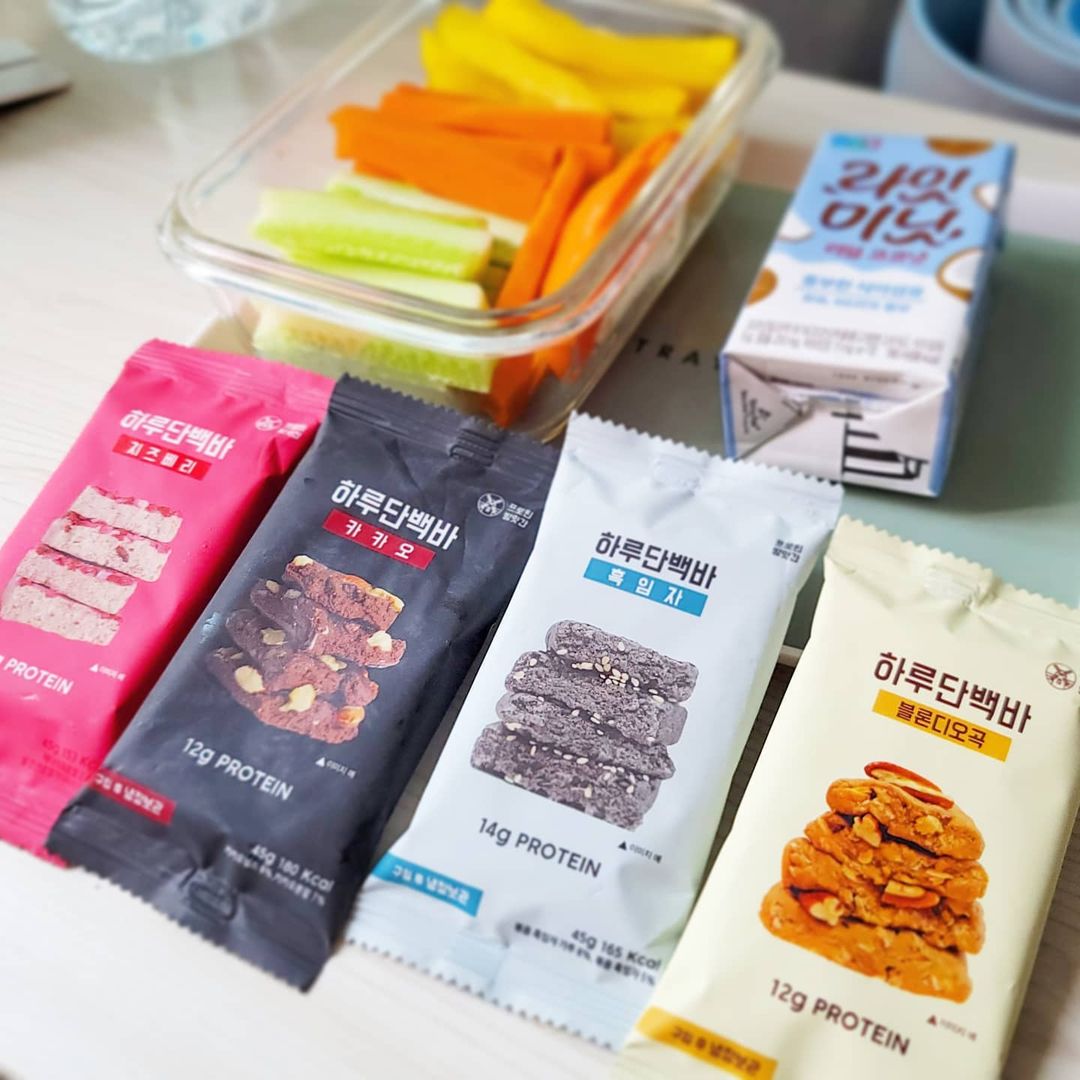 김그때 on Instagram: “오늘의 #건강간식리뷰 #하루단백바 를 한종류씩 구매해봤어요! 맛별로 단백질 함량이 조금씩 다르니 주의⚠️ 이날의 픽은 #치즈베리 사실 저 단백질바 경험은 처음이