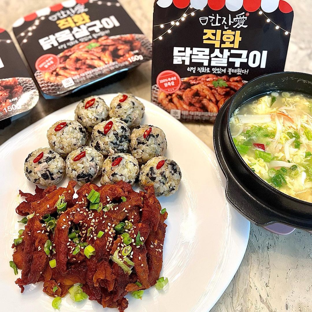 🍚밥조 on Instagram: “#제품제공#한잔애 진짜리얼직화로 불맛을 낸 닭목살구이 전자레인지에 돌리기만해도 불맛이 쫙 나요! 닭목살은 한마리에 한 점만 나와서 귀한거 아시쥬~ 냉동식품이라