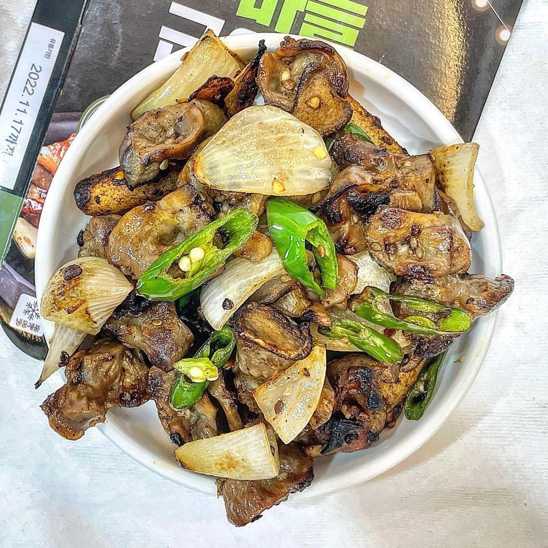 🥯🥐🍰🥗🍤🍪 막먹’s Instagram photo: “#제품제공 한잔애( @hanzanae )의 닭똥집 🫶🏻 오독오독 씹는 맛이 있는 닭근위볶음! 안주로도 좋지만 전 밥반찬으로도 종종 먹어요 🤩 편마늘이 들