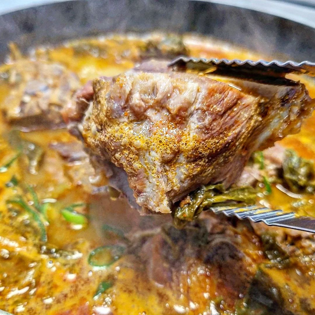 먹스타 사각❣️❣️’s Instagram profile post: “#협찬 안녕하세요❤ 굿즈마켓에서 보내주신 시골집 감자탕을 먹어보았습니다 🥘 시골집 감자탕은 두툼한 최상급 돼지목뼈를 진짜 가마솥에서