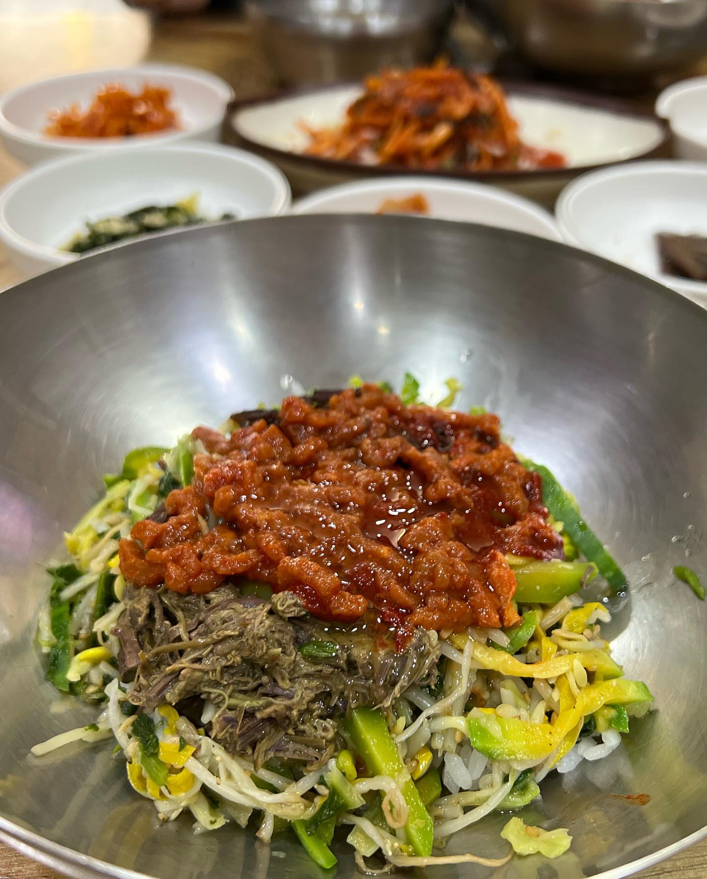 마지막 불금외식데이.

진주대표 향토음식 육회비빔밥 영접했어요.
진주 육회비빔밥하면 또 오복비빔밥이잖아요.
8000원의 행복^^
찌뿌둥한 날씨에 고소하고 신선한 육회비빔밥과 소고기국의 환상적인 맛.

기똥차네요^^ 

#기지개캠페인 #서경방송 #불금외식데이 #자영업자일상회복 #진주육회 #진주맛집 #오복비빔밥 #진주대표음식 #육회비빔밥 #진주육회비빔밥