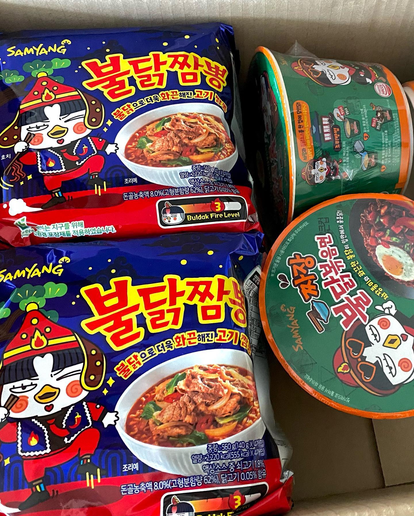 불닭짬뽕&짜장불닭볶음면 신메뉴 후기!!❤️🖤

안녕하세요!! 오늘은 불닭에서 나온 신메뉴인 불닭짬뽕과 짜장불닭 신메뉴를 소개해드리려고해요 ~!!

정말 먹어보고 싶은 제품이였는데 체험단에 당첨이 되어서 먹어보게 되네요💗

이번에 나온 신제품들은 디자인도 귀엽고 색깔도 눈에 확들어오는거 같아요 ~~🥺 먹기전인데도 군침이 도네요
불닭이 벌써 10주년을 맞았는데 이번 신제품도 역시 실망시키지 않고 더욱 다양한 맛으로 출시가 되었어요!!

불닭짬뽕을 먹어본 후기는❤️
먼저 국물을 먹어 봤는데 진한 고기육수와 불닭의 매운맛이 합쳐져서 얼큰하고 개운하더라고요 깔끔하게 매콤한 고기 짬뽕맛이 났어요
불닭짬뽕의 맵기는 까르보불닭과 비슷한 맵기의 BFL 3단계라고 하네요 제입맛에는 살짝 매콤한 정도였어요 불닭을 못드시는 분들도 도전해볼수 있을것 같아요!! 너무 맵지않고 맛있게 매워서 더 잘들어가더라고요 면은 좀 굵고 쫀득한 느낌이 들더라구요 국물이랑 잘어울리는 면이였어요!
저는 불닭짬뽕의 쌀국수랑 새우를 추가해서 먹어봤습니당🤭🍤🍜여러분들도 국물로 즐기는 화끈한 불닭의 매운맛을 느껴보세요!!

짜장불닭볶음면 큰컵후기🖤
짜장불닭은 깊고 진한 짜장 풍미와 화끈한 불닭을 한컵에 담았어요
고소하면서 달달하게 깊고 진한 짜장 풍미에 불닭의 화끈함🔥까지 있어서 맛있더라고요 짜장의 맛과 매운맛의 조합을 좋아하셨다면 간편하게 불닭볶음면+짜장라면 조합을 맛볼수 있어서 좋은거 같아요 짜장불닭위에 계란후라이나 소시지등 좋아하는 토핑을 올려먹으면 더 맛있을꺼 같아요!! 새롭게 다시 태어난 큰컵 짜장불닭볶음면 후기였습니다!!

두제품중에서도 저의 픽은 불닭짬뽕이에요❣️매콤하고 국물이 진한게 자꾸 땡기는 맛이네요 불닭을 좋아하는 사람으로써 앞으로도 자주 사먹을것 같아요!!

* 삼양식품 체험단으로 선정되어 삼양식품 제품을 무료로 제공받았습니다!

#불닭짬뽕 #짜장불닭볶음면 #짜장불닭 #큰컵짜장불닭볶음면 #삼양식품 #짜장라면 #짬뽕라면 #불닭볶음면 #신상라면 #라면레시피 #불닭 #불닭레시피 #라면신제품 #불닭신제품후기 #맞팔 #신제품소개 #선팔하면맞팔 #라면레시피