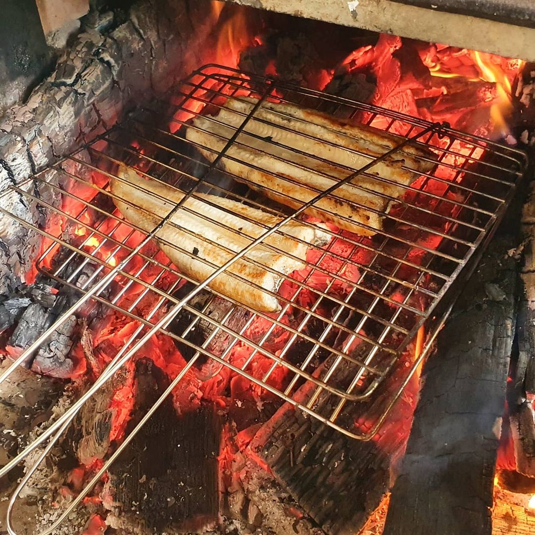 아빠가 만든 나무그릇으로 식탁을 차려요🥘 on Instagram: “오늘의 #앞마당캠핑 숯불에 짱어랑 한우 굽굽👍🏻 다 먹고 다 노니 갑자기 우박이 후두둑ㅋㅋㅋ 오늘의 요상한 날씨📸 #앞마당