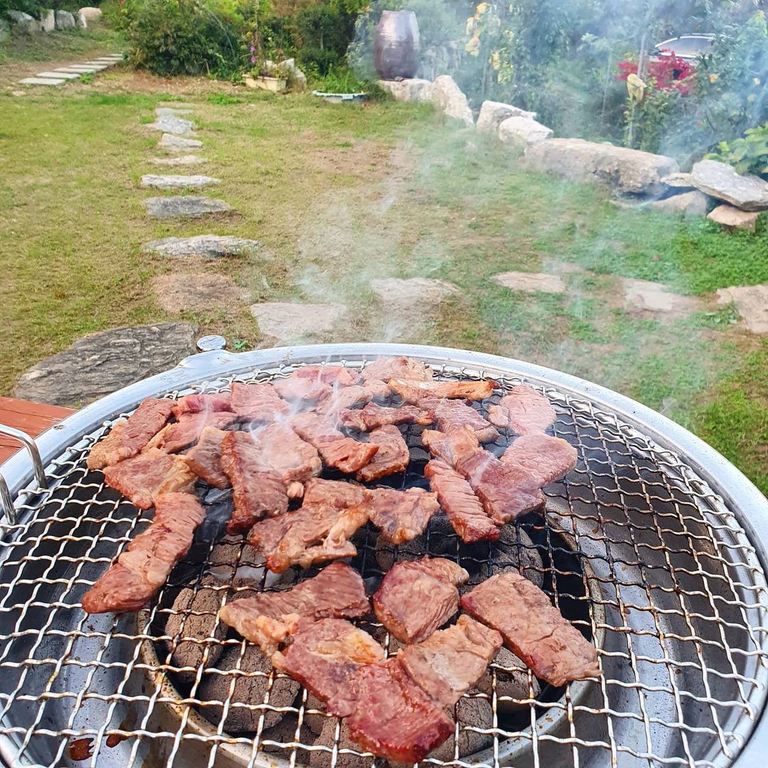아빠가 만든 나무그릇으로 식탁을 차려요🥘 on Instagram: “춘천집에서 #한우숯불구이 #홈바베큐 숯불향🔥 입혀주니 후라이판에 구워먹는거랑 차원이 다르다😛😛 분명 고기먹고 다들 배부