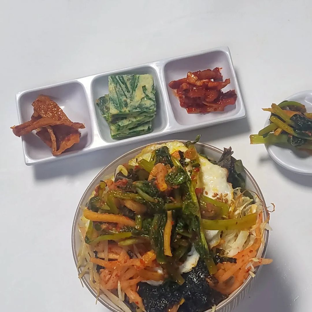 ◡̈ on Instagram: “#협찬 열무김치랑 야채 넣어서 열무 비빔밥 먹방😋 시원하고 깔끔해서 그냥 먹어도 밥이 계속 들어가는 먹부림마켓 열무김치💚 합성첨가물 사용없이 모든 원재료 100% 국