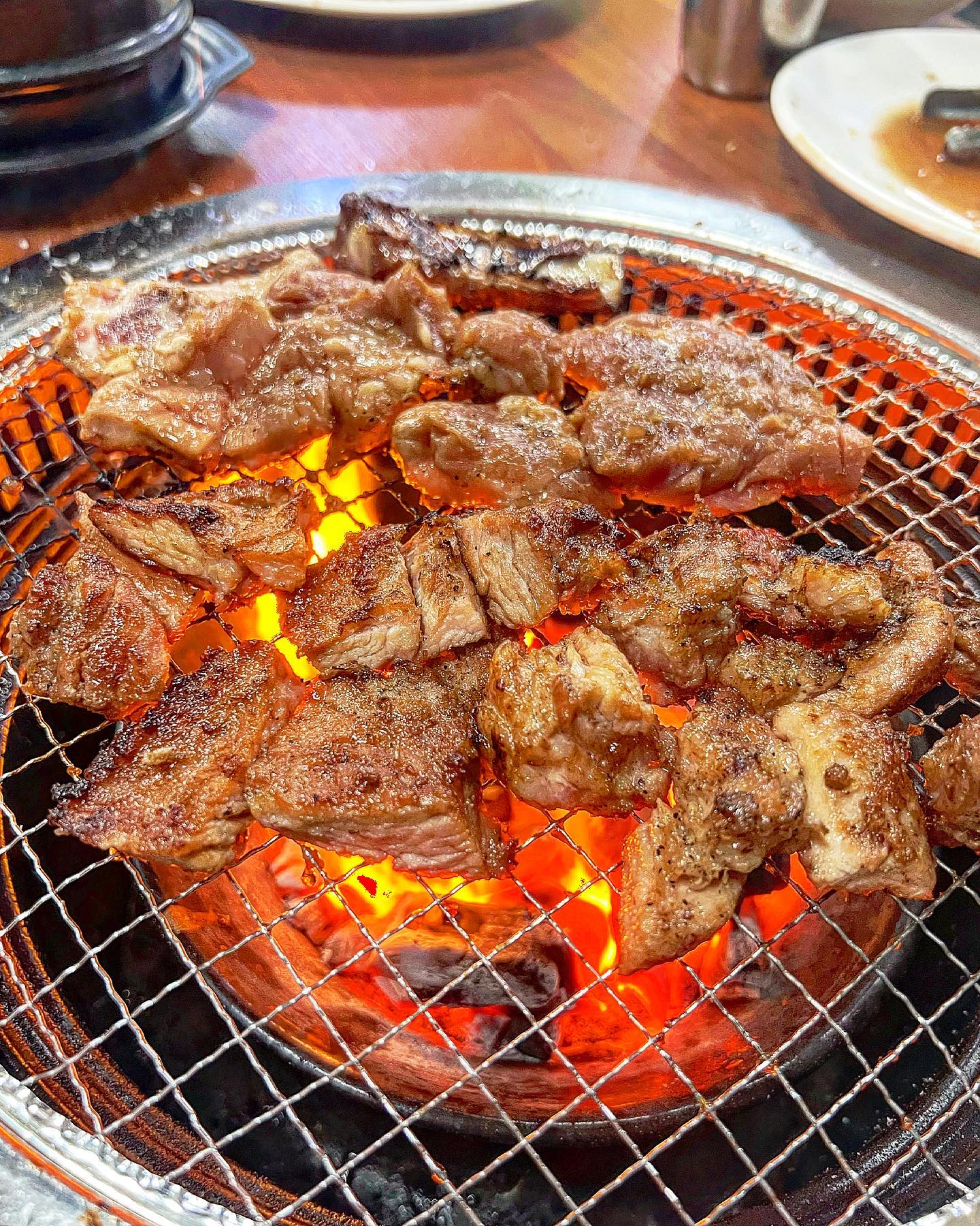 숯불 돼지갈비에 냉면 조합 
한번씩 땡기실때 있잖아요..?🫢
오늘이 그날이에요🤎

☑️가막골_전라북도 익산시

달큰한 돼지갈비 양념에 냉면 조합 아시죠
무슨 말이 필요해요,,🥺

여기는 다른 곳에 비해 고기 양도 많고
고기 자체가 잡내 없이 부드럽더라구요
숯불갈비 잘 못하는데 가면 엄청 퍽퍽하죠ㅠㅠ
그 퍽퍽한 닭가슴살 같은 맛이 싫어서 
늘 삼겹살을 택하는 1인🤣

500g 17,000원 가격이 가장 큰 메리트에요
이 가격에 상차림이 부실해도 되는데
상차림 또한 훌륭해요 ㅎㅎ
각종 반찬 계란찜 홍합탕 등
맛있는데 왜 사람이 없는지 모르겠어요!

원래 숯불 돼지갈비에는 비냉인데 저는
물냉파라,,ㅎㅎ이 집 물냉 너무 맛있습니다

갓 구운 돼지갈비에 냉면 싸서 드셔주세요
피드 써내려가면서도 군침이..🥺

〰️

가막골

숯불돼지갈비 국내산 17,000원 (500g)
양념갈비 포장 14,000원 (600g)

🏠부송동  1034-9
⏰영업시간 매일 11:00 - 21:00 일요일 휴무 

참고로 여기 얼큰이 해물 수제비도 맛있다고 해요 
참고하세요?❤️

#땡초러버_전라도익산