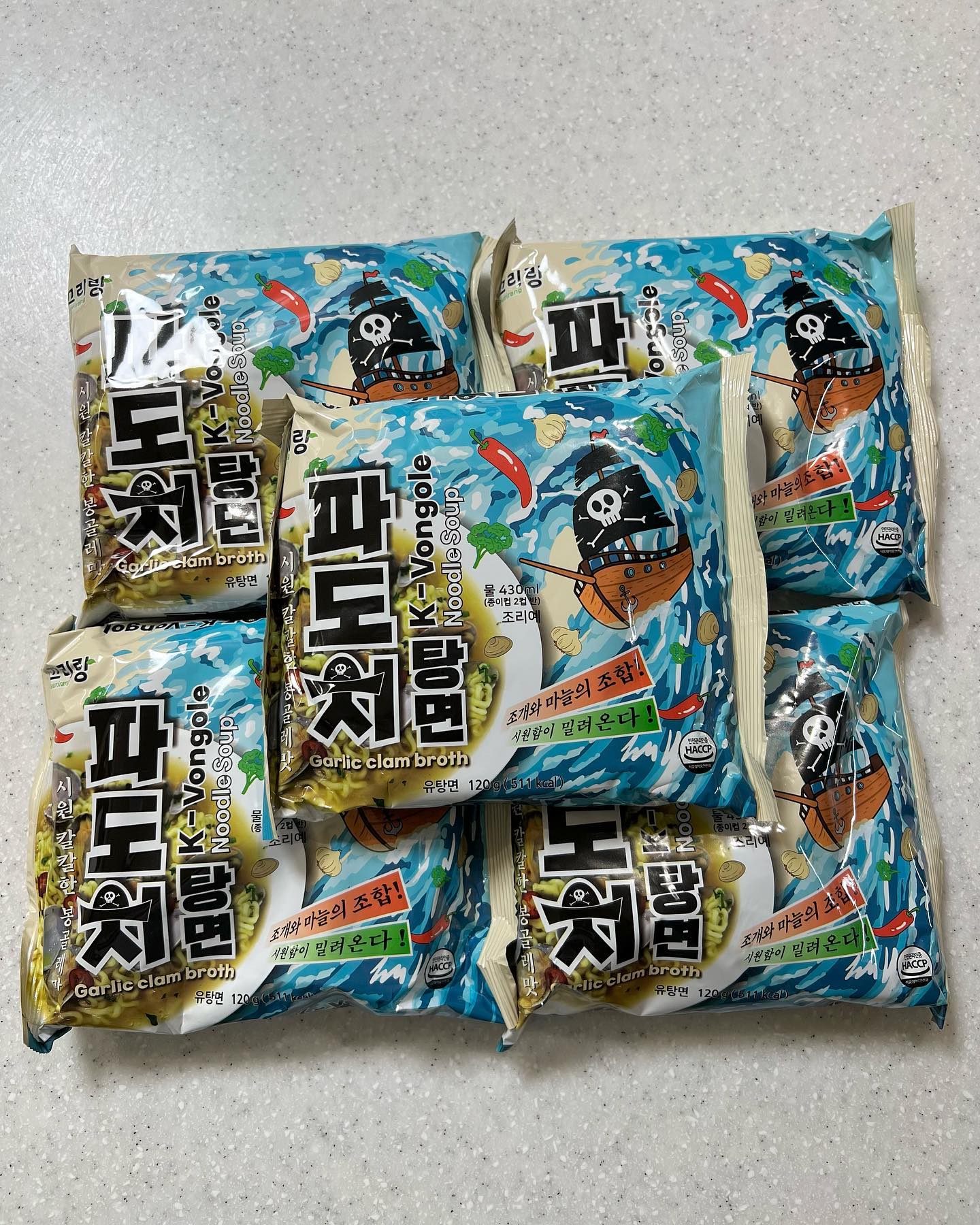 #협찬 #파도치탕면

✔새로운 느낌의 라면 소개해드리려고 해요. 봉골레 맛인데 기존의 라면과는 조금 다른 느낌이었어요. 

✔물이 조금 들어가서 진짜 파스타 느낌도 살짝 나서 파스타 먹고 싶을때도 간단하게 해먹기 좋은 것 같아요.

✔조개와 마늘 그리고 고추가 들어가서 국물이 시원해 술 마시면서 안주로 마시거나 다음날 해장하기도 좋아요.

✔️밑에 구매링크 걸어놓을게요!
https://smartstore.naver.com/dorunstore

#두런스토어 #끄리랑 #캠핑요리 #간편요리 #자취요리 #집들이요리 #술안주 #해장라면 #혼술안주 #혼술요리 #간편레시피 #자취레시피 #소주안주 #맥주안주