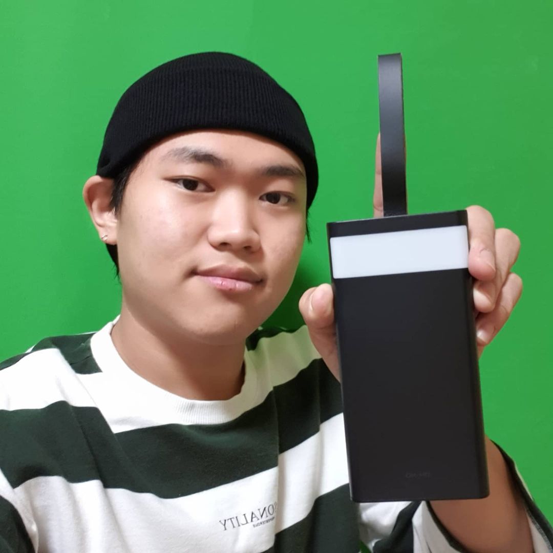 세한잉💜 on Instagram: “#협찬 . . 세번째 협찬이네융❤ 이 제품이 PD3.0 고속충전을 지원하는 30000mAh 대용량 보조배터리라서 충전도 빨리되고 용량도 많아요! 랜턴까지 있어서 캠핑.글램핑 하