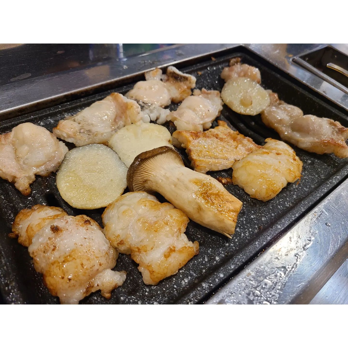 부산맛집 #서울이모네양곱창

오늘 소개드릴 맛집은 
사상 시외버스터미널 뒷편에 위치한 
양곱창 맛집인 서울이모네 양곱창입니다🤗

워낙 맛집으로 유명한 곳이기 때문에 
미리 예약을 하고 방문하였고 
도착하니 바로 밑반찬을 세팅 해주셨어요👍

김치찌개, 물김치, 명이나물 등을 세팅해주셨는데 
직접 만드신 음식이라 그런지 전부 맛이 좋았어요😋

저희는 양곱창모듬을 주문하였고 
대창, 막창, 버섯, 감자를 한가득 담아서 
이모님께서 직접 서빙해주셨어요😊

이 가게 특징은 이모님께서 직접 구워주시고 
다 익은 고기를 접시에 담아주시는 
찐 이모카세 가게라서 아주 인기가 많은집이랍니닷
웬만한 오마카세 저리가라하는 
이 집만의 이모카세 꼭 한번 느껴 보셔야해요😘

구워주신 대창, 막창이 얼마나 쫄깃하고 고소하던지 
소주를 참을 수 없더라구요🤤
너무맛있어서 금방 양곱창모듬 다 먹었고 
다먹어 갈때쯤 양볶음밥까지 주문을 했어요😋

대창과 스팸 등을 넣어서 아주 푸짐하게 
볶음밥을 갖다주셨고 그 맛도 아주 최고더라구요👍

볶음밥까지 아주 부셔버리고 
배가 터질꺼같은 기분으로 가게를 나왔어요🙈

사상 근처에서 놀러오셔서
친절한 서울이모의 이모카세 맛보고 싶으신 분들께 
서울이모네 양곱창 추천 드릴게요👍💯

💌 부산 사상구 광장로37번길 35

#부산 #맛집 #양곱창 #대창 #먹스타그램🍴