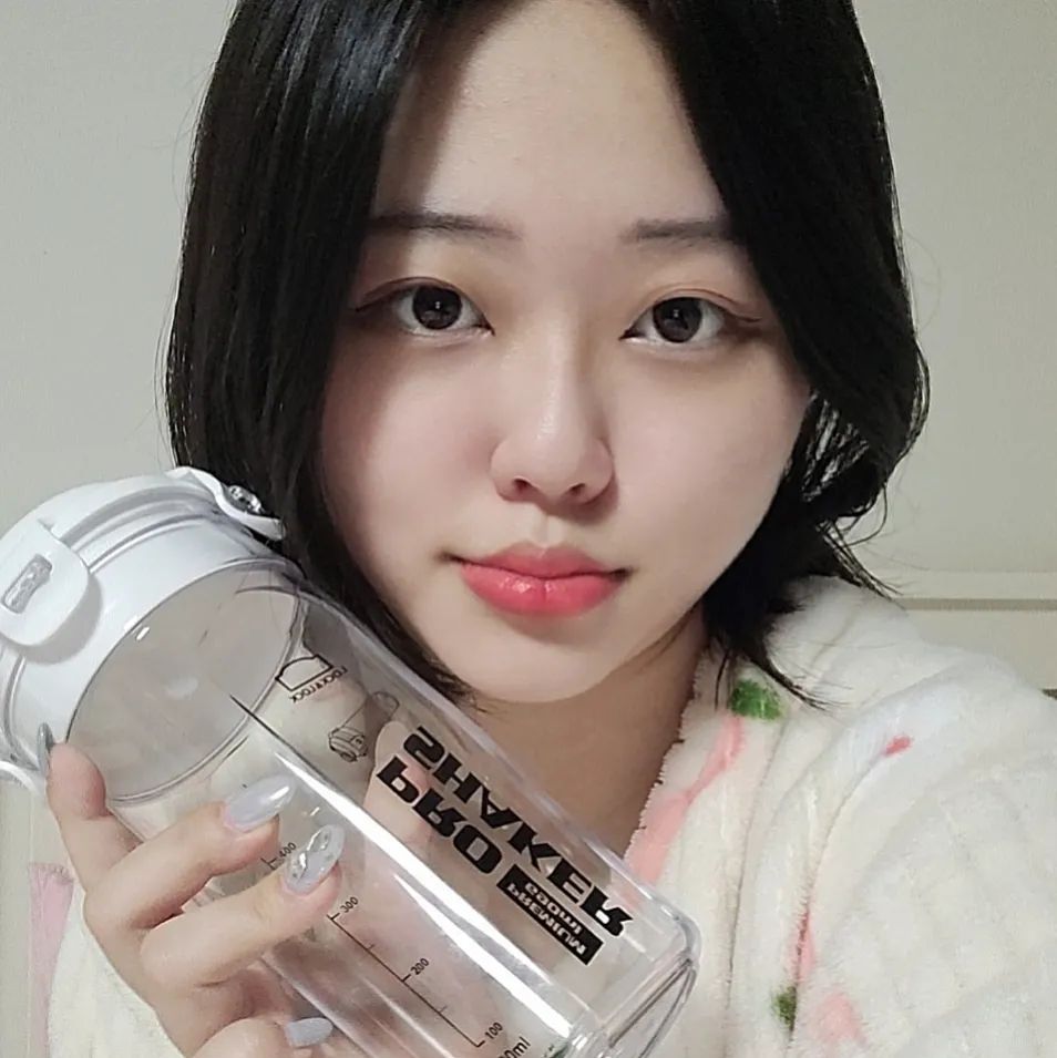 김가진’s Instagram profile post: “#광고 헬스 같은 운동할 때 필수로 가지고 다니면 유용하게 쓸 수 있는 텀블러 💕 미숫가루 같은걸 타 먹을 수 있도록 전용 믹서가 내장돼 있어서 편해용 ☺ #