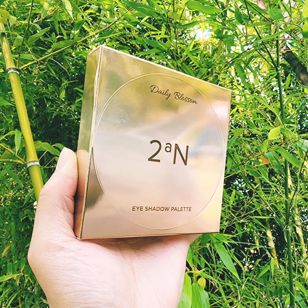 2장1막🎀START on Instagram: “#협찬 #제품제공 #2aN #투에이엔 아이쉐도우 팔레트 데일리블러썸 우선 박스를 열엇는데!!!! 저는 우선 요녀섴의 블링블링의 반했습니당!!!((๑✧ꈊ✧๑)) #2aN아이쉐